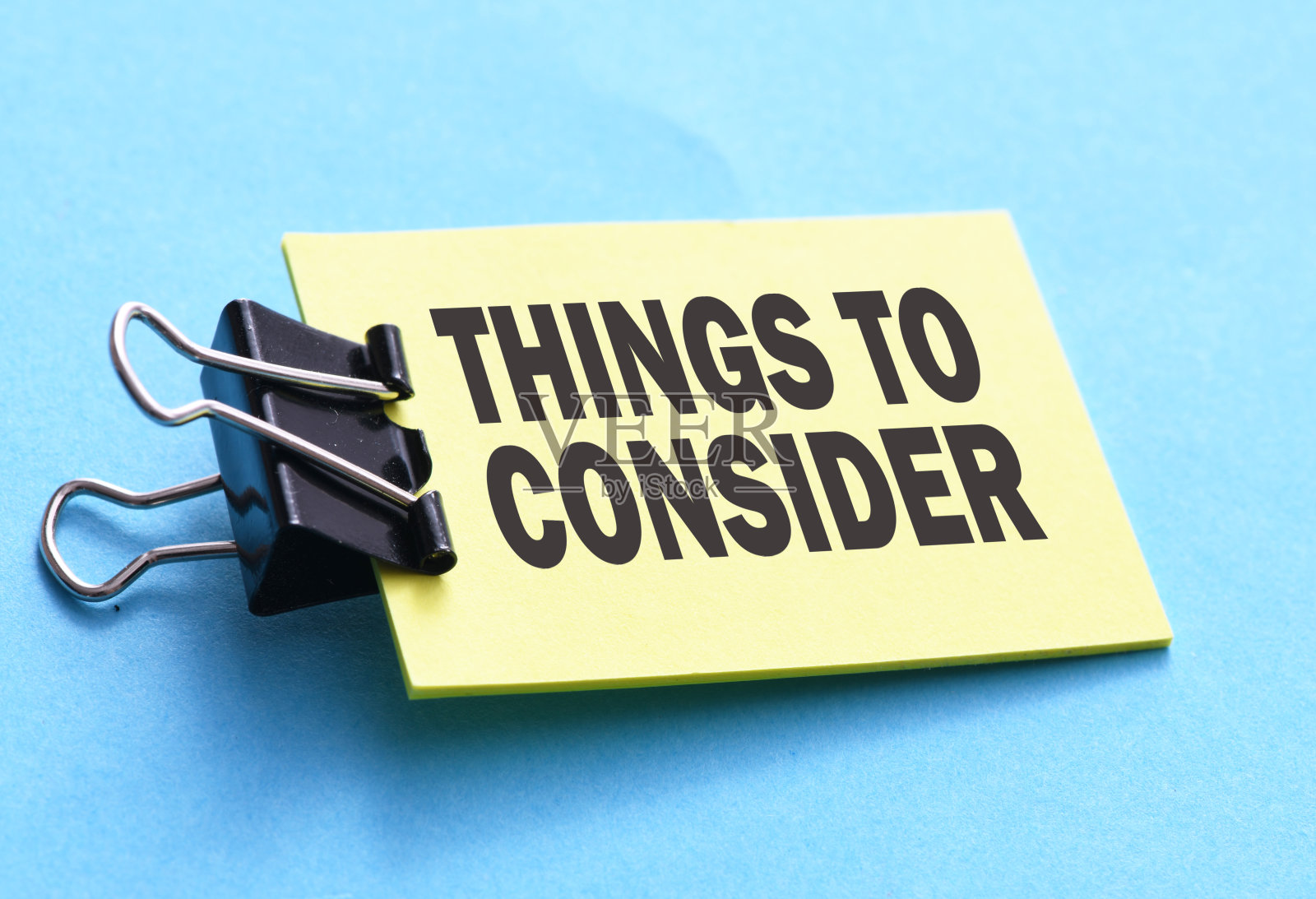 注意事项:小纸上的字。照片摄影图片