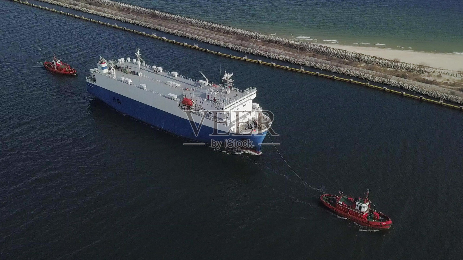 拖船拖船进入港口码头的航拍照片摄影图片