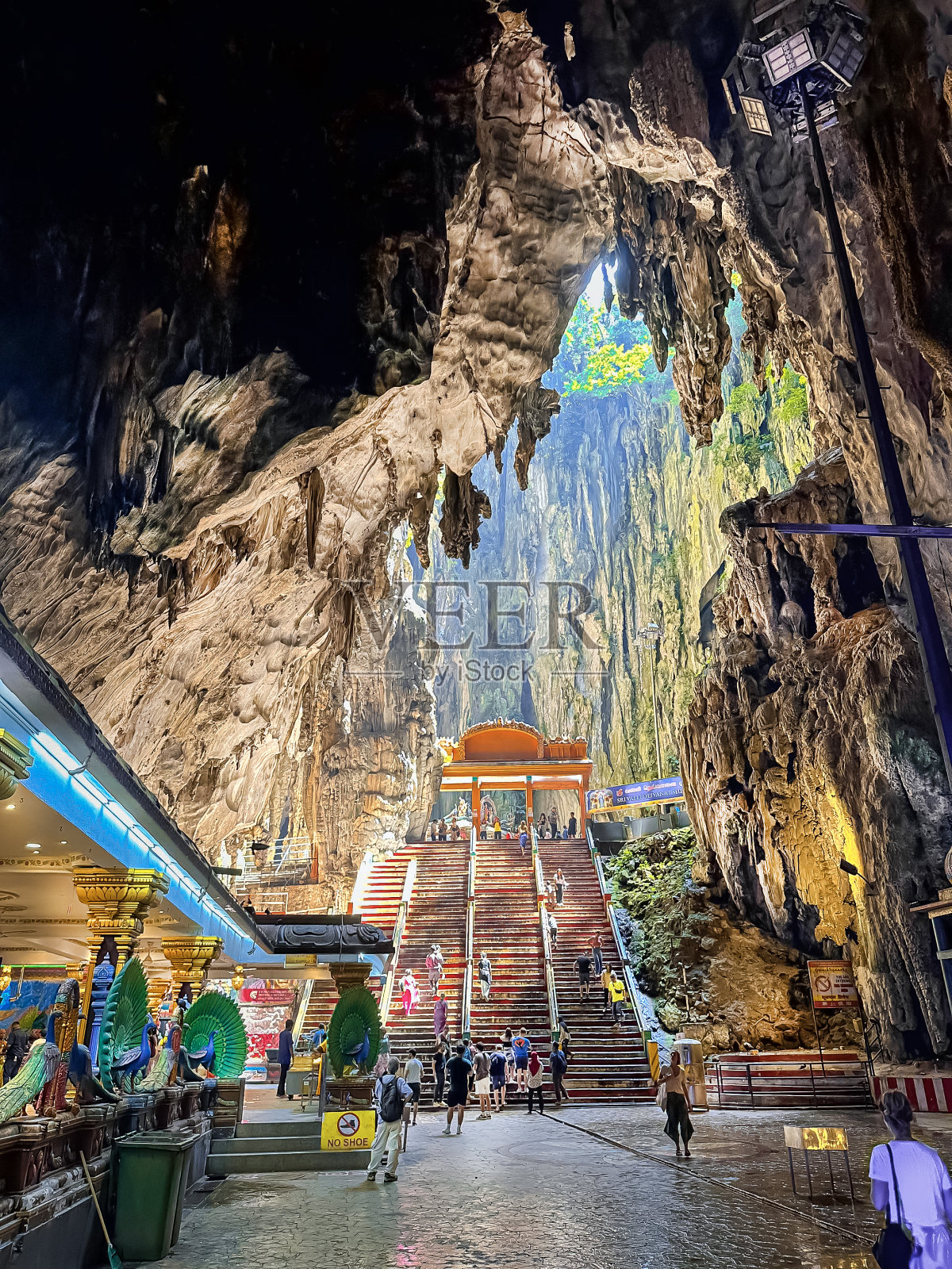 吉隆坡的拔都石窟是马来西亚最大的印度教景点之一照片摄影图片