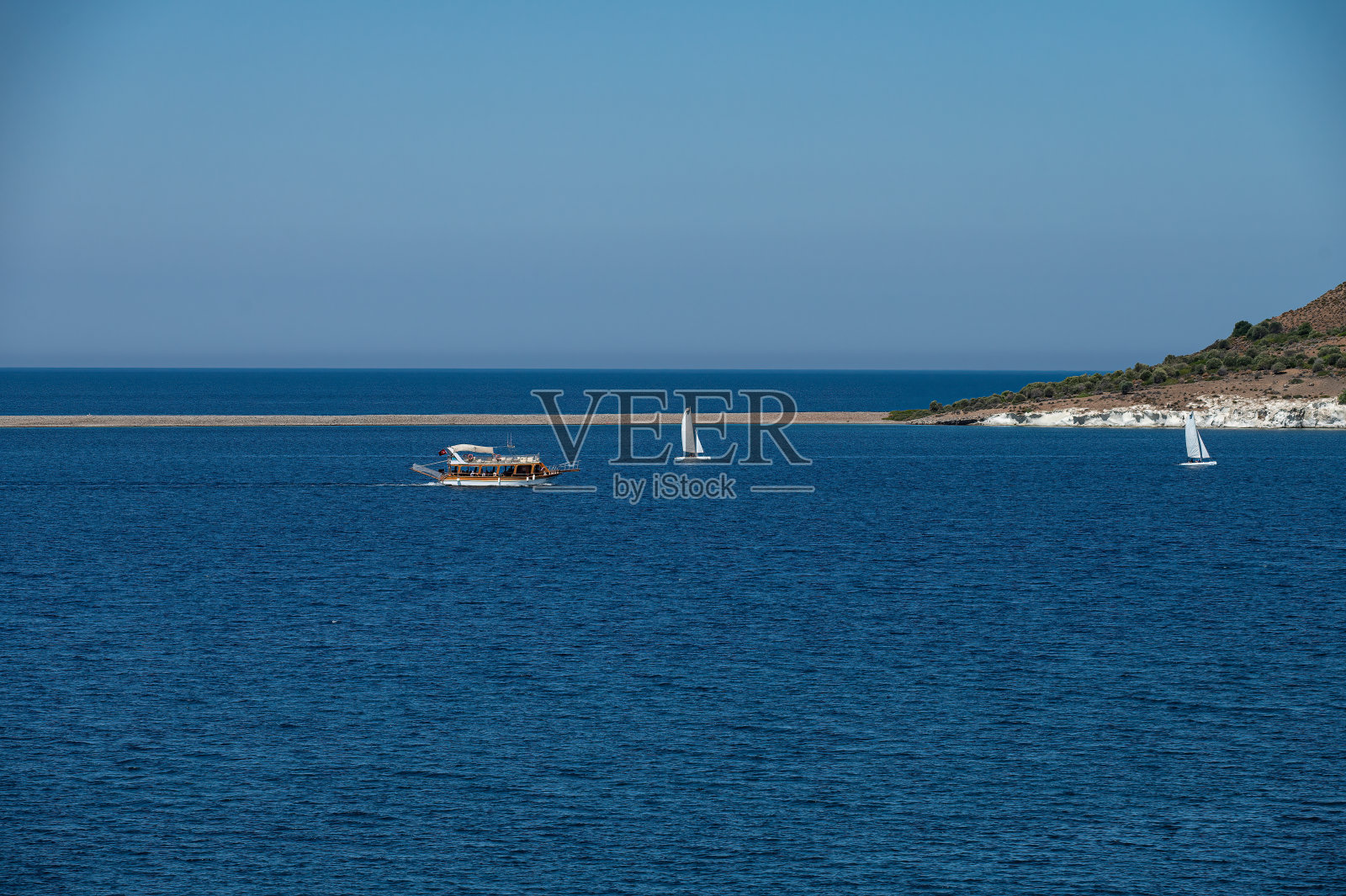 海上的帆船和游船照片摄影图片
