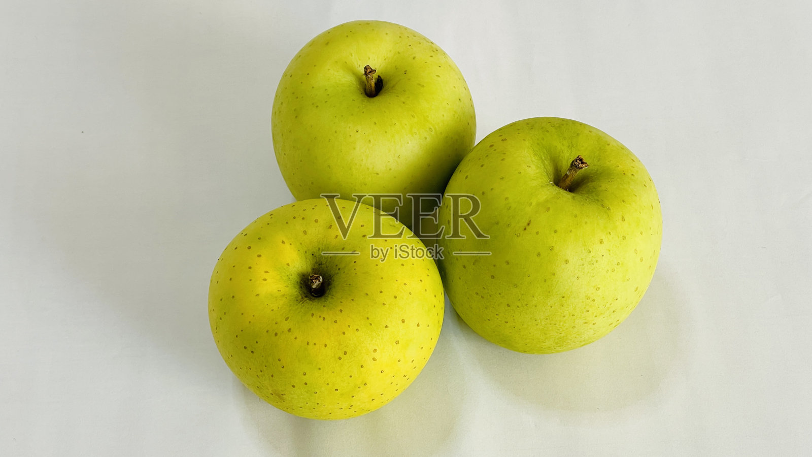 梨和绿苹果隔离在白色背景与剪辑路径和全景深照片摄影图片