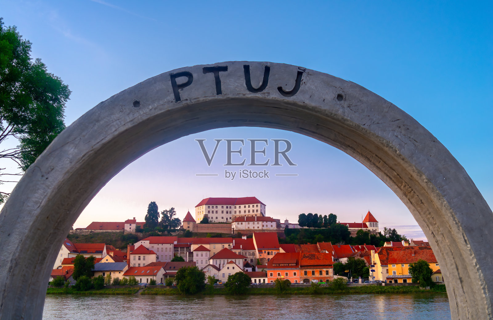 斯洛文尼亚普图伊的城镇景观照片摄影图片