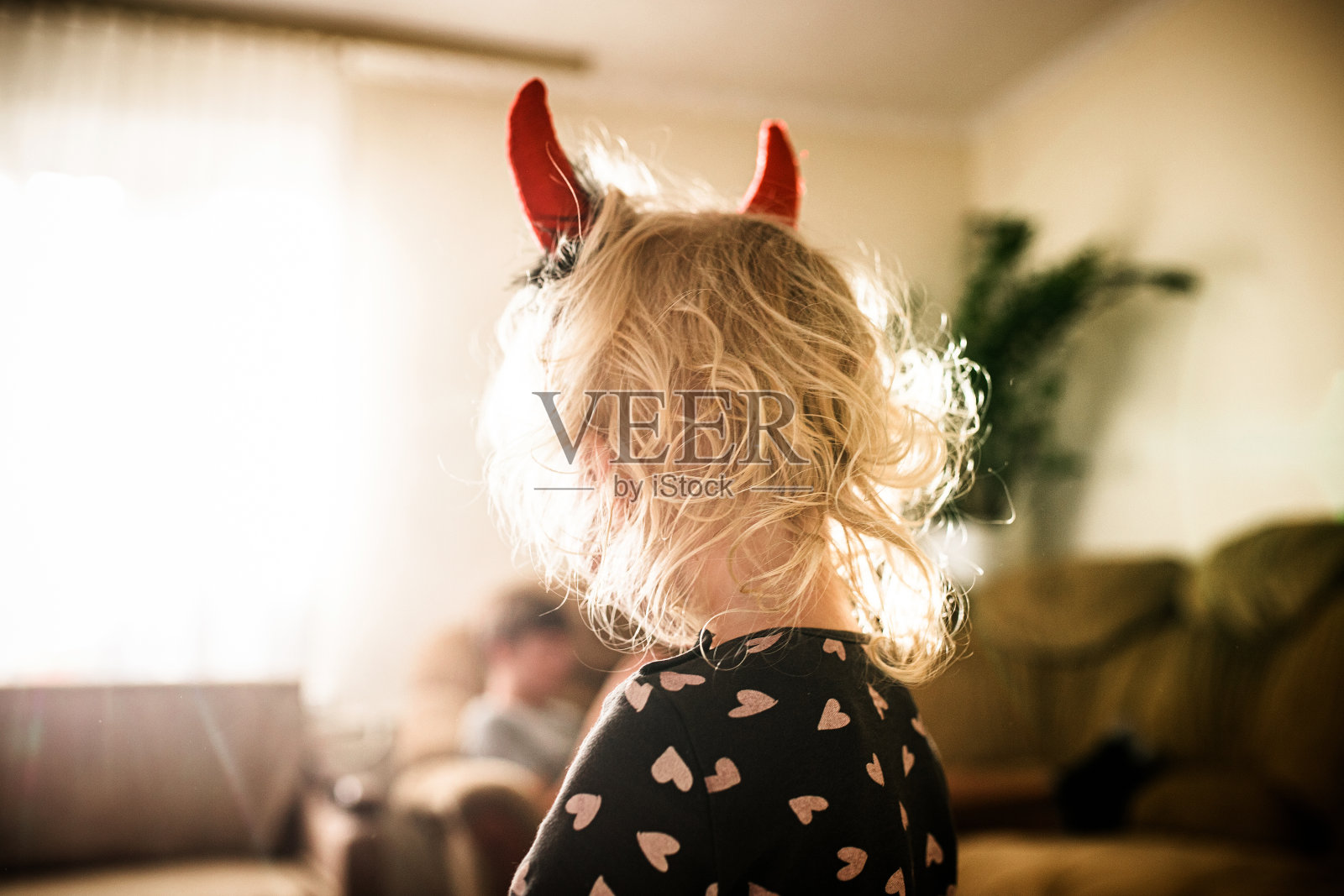 万圣节带恶魔角的顽童照片摄影图片