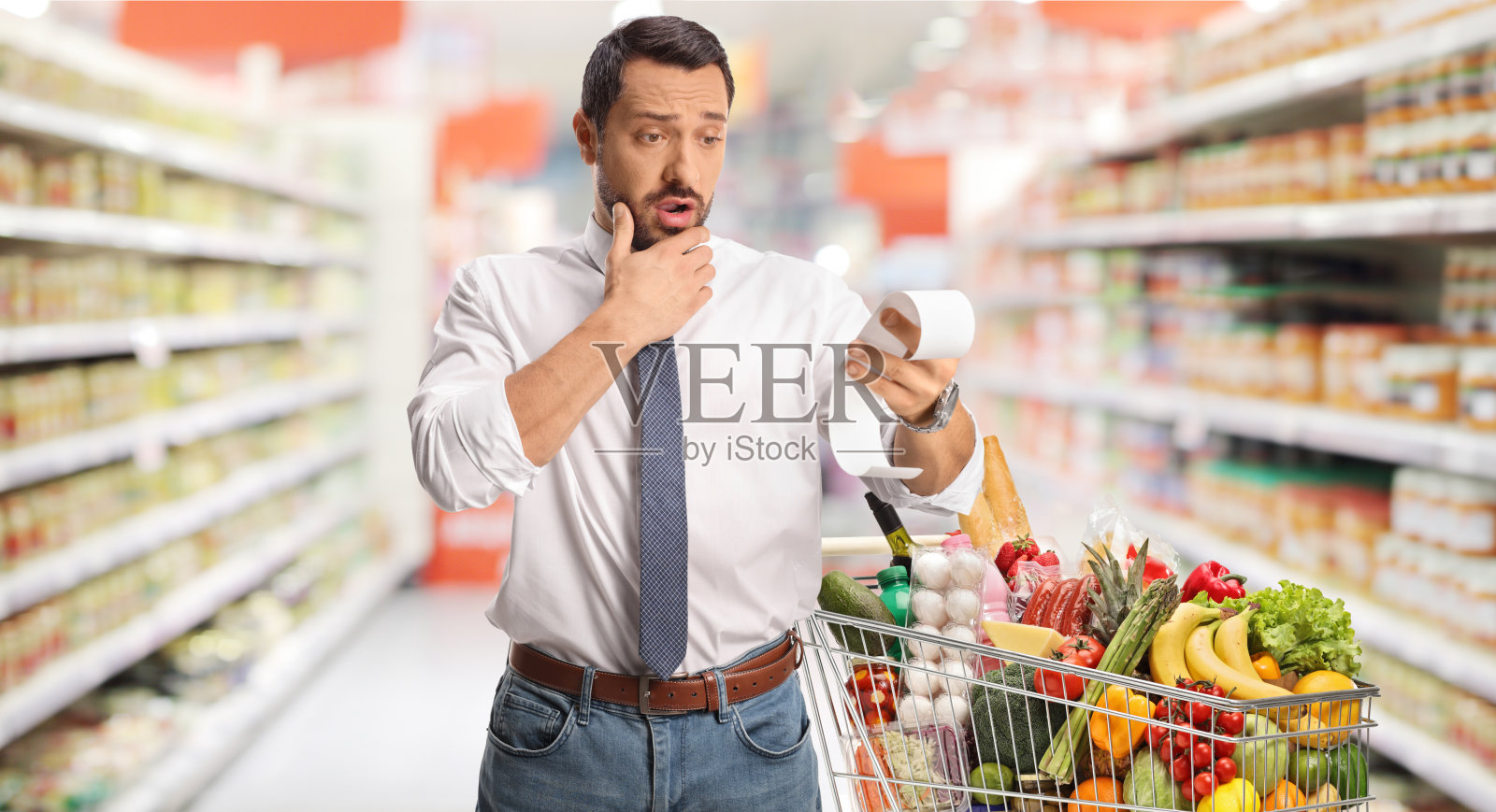 被购物车里的账单弄糊涂的人照片摄影图片