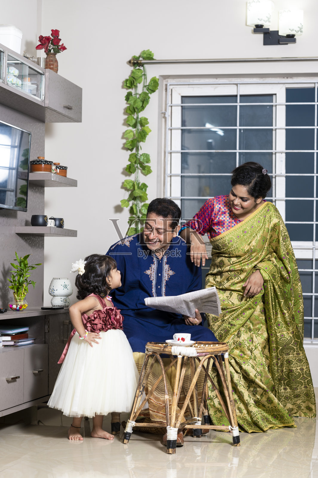 快乐的印度家庭在家里一起喝茶照片摄影图片