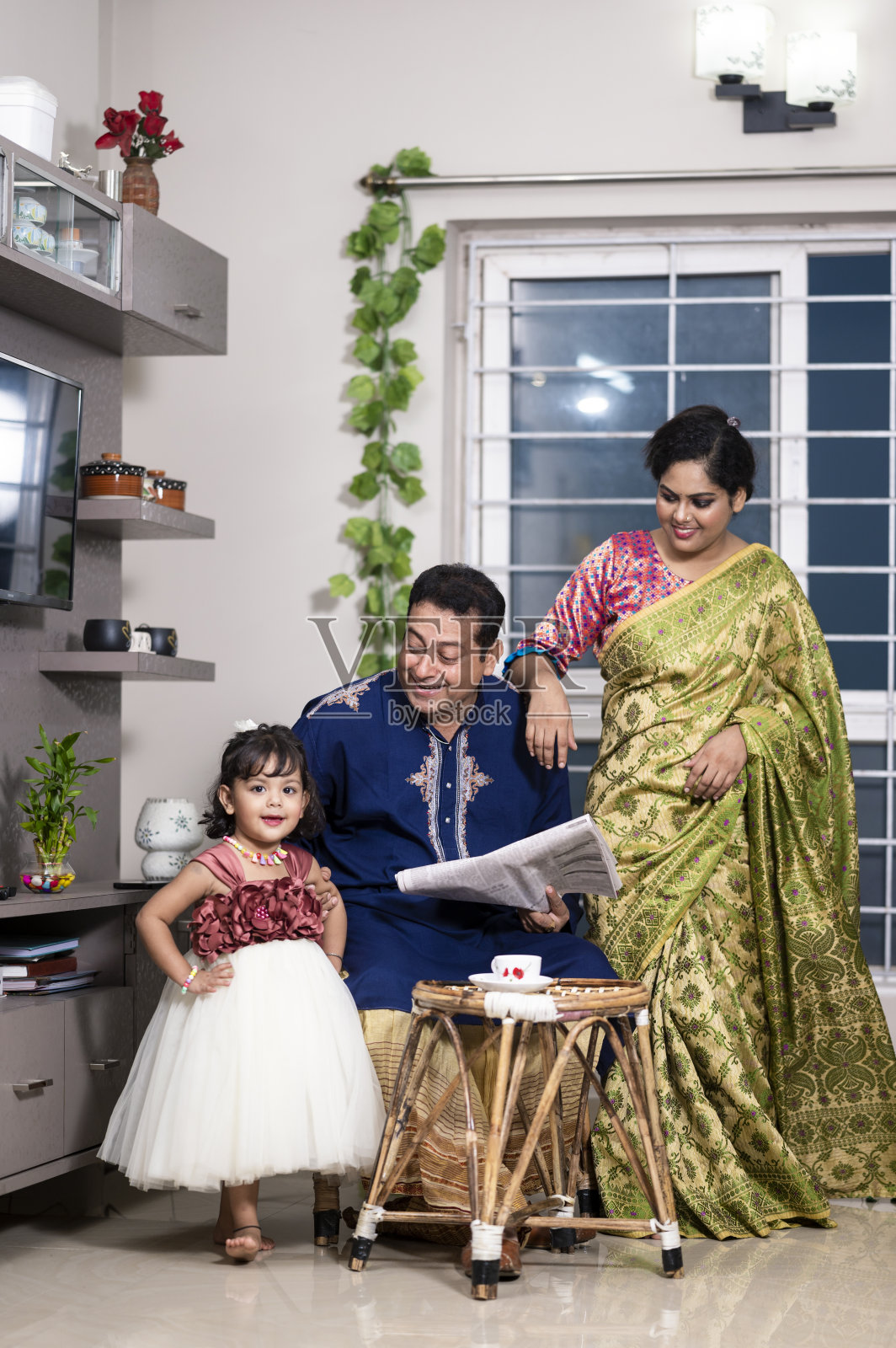 快乐的印度家庭在家里一起喝茶照片摄影图片