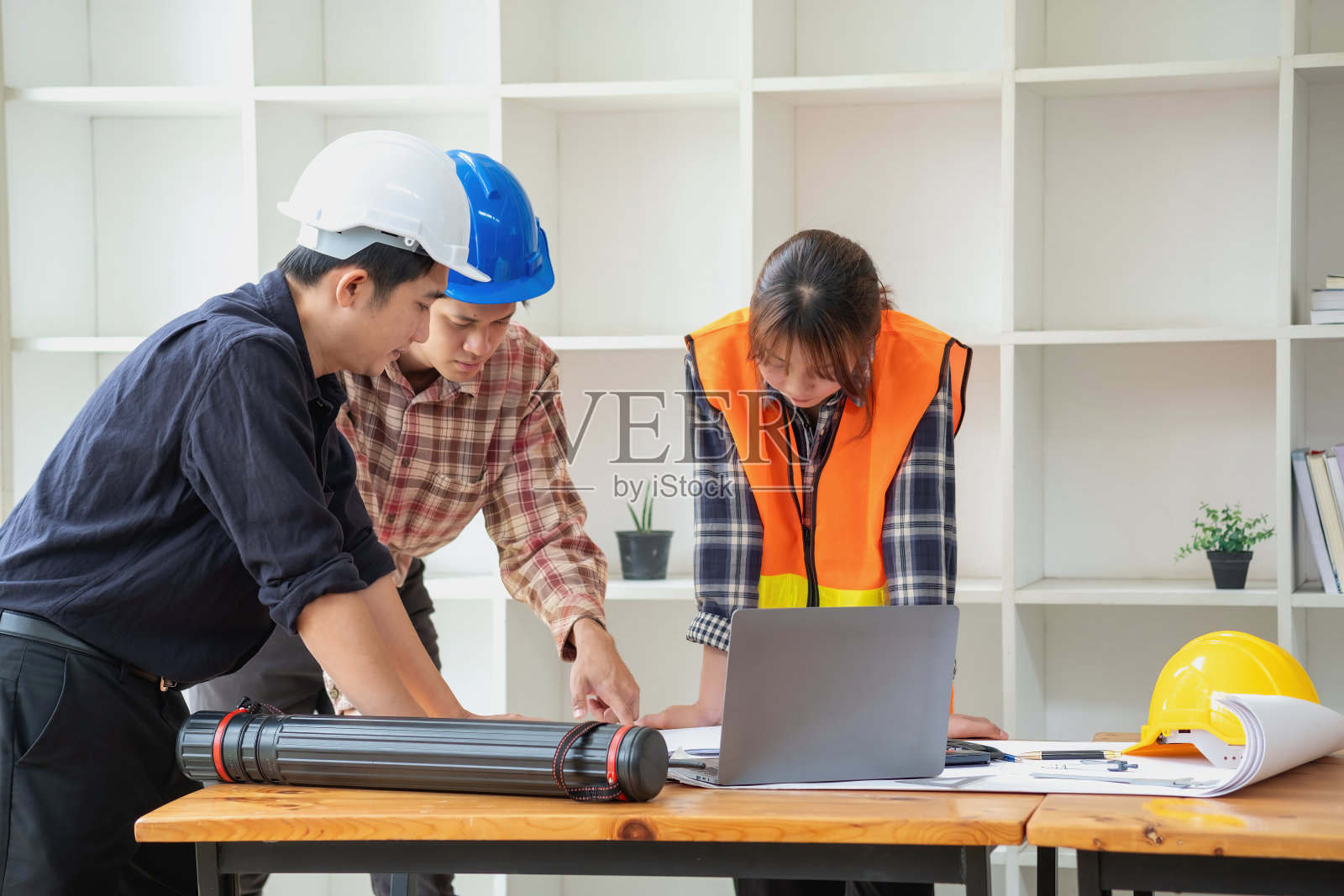 项目概念会议工程师或架构师与合作伙伴和工程工具一起在工作现场创建模型和蓝图。建筑的概念。工程师的概念。照片摄影图片