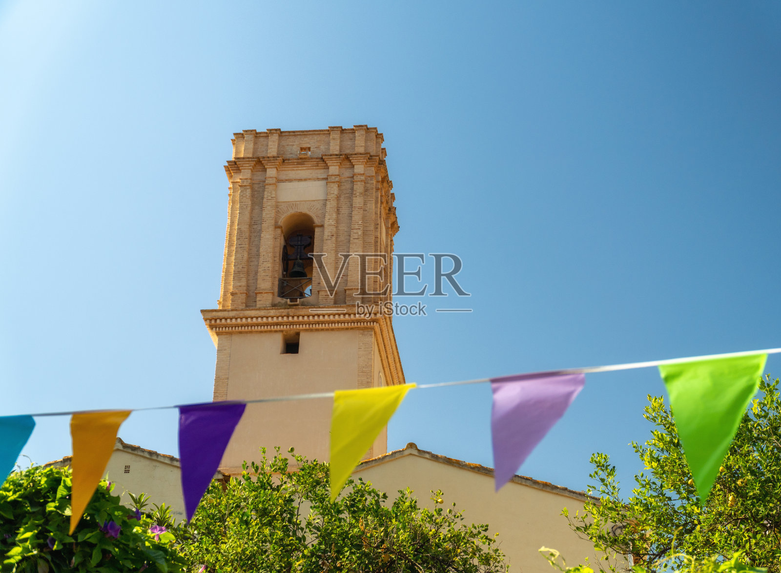 古老的西班牙钟楼映衬着蓝天照片摄影图片