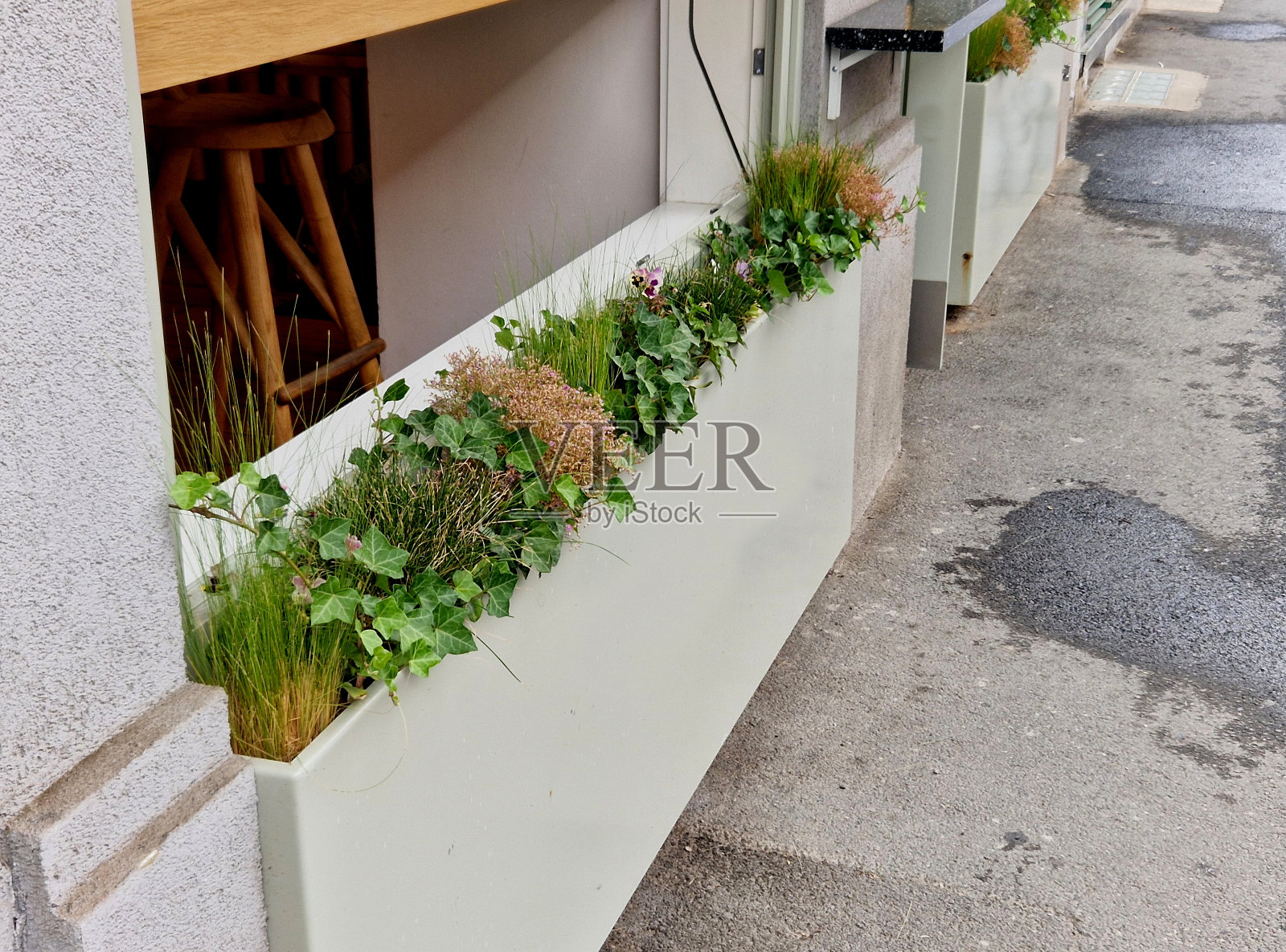 餐厅的视野从餐桌上方的花盆一直延伸到街道。客人感觉就像人行道上的一个小花园。这座城市的历史中心照片摄影图片