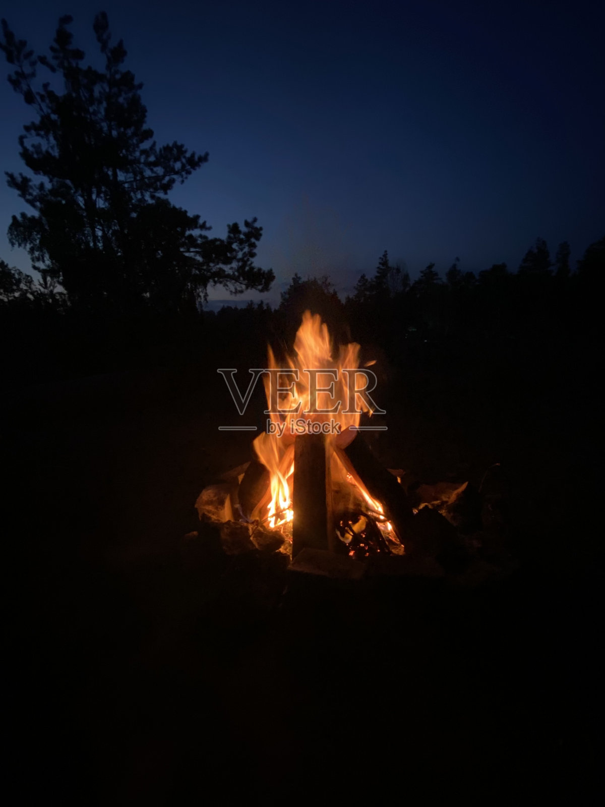 夜晚的壁炉照片摄影图片