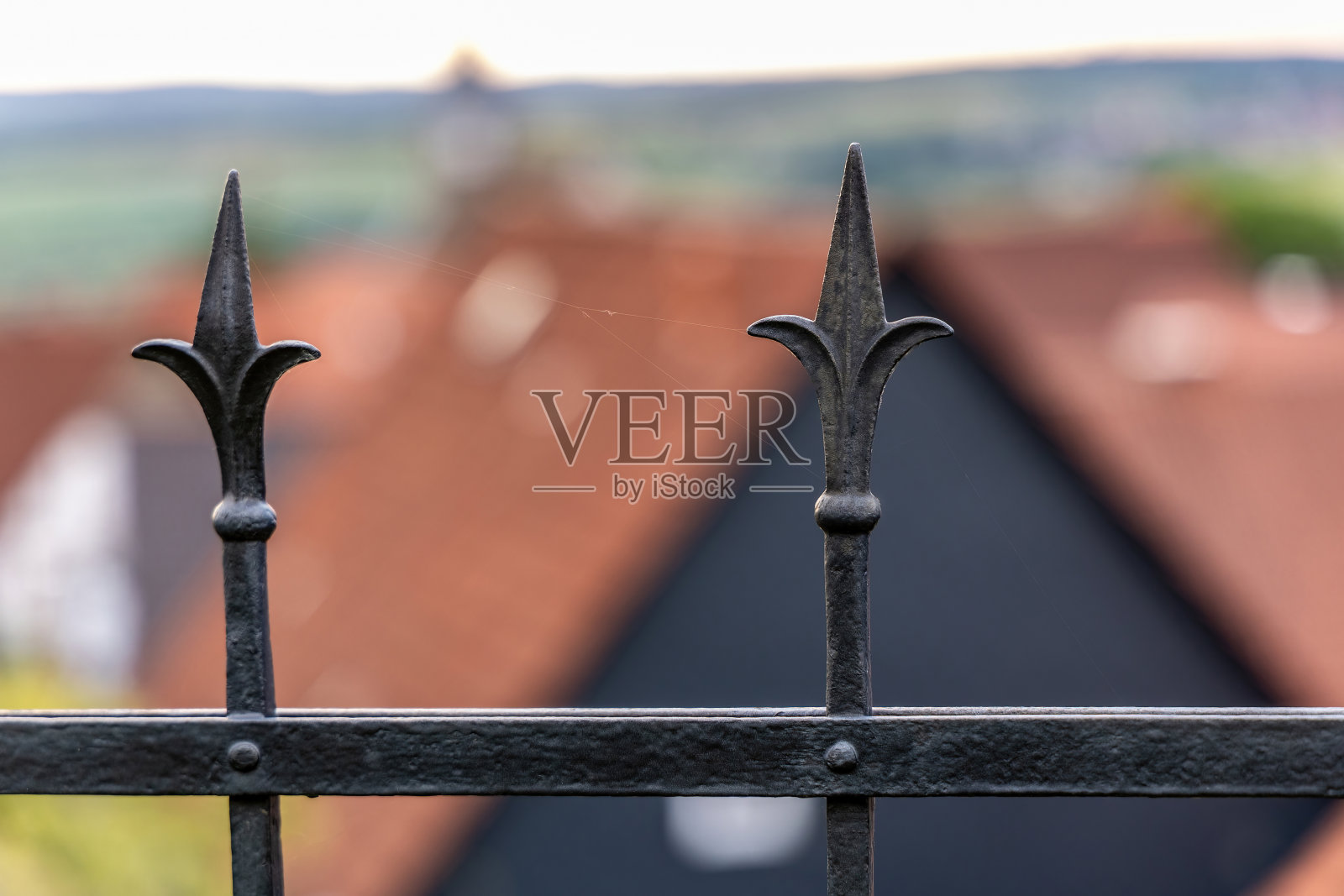 熟铁栅栏顶端的特写照片摄影图片