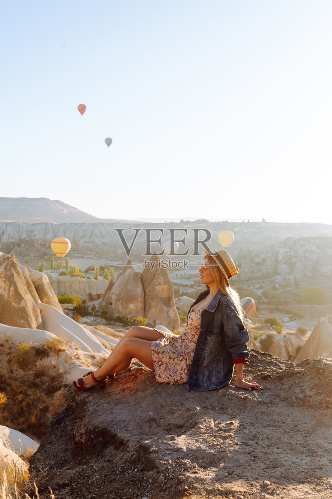 美丽的女人在山顶上欣赏美丽的景色。照片摄影图片