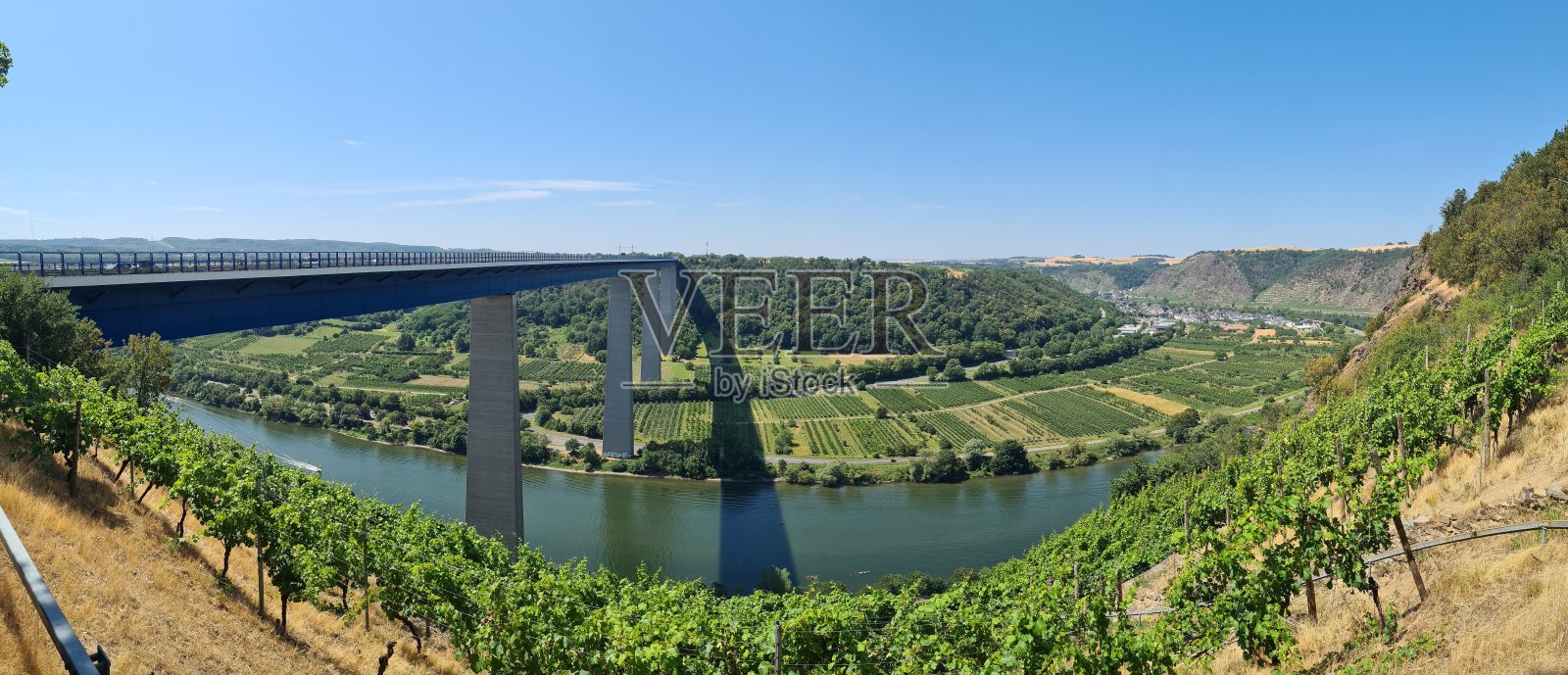 清晨，德国艾菲尔山脉，横跨摩泽尔山谷的公路桥全景照片摄影图片