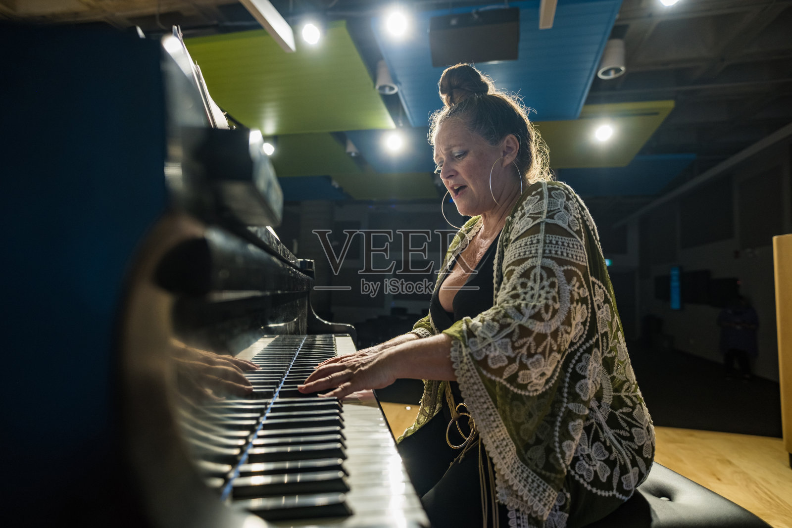 高年级女生在舞台上弹钢琴照片摄影图片
