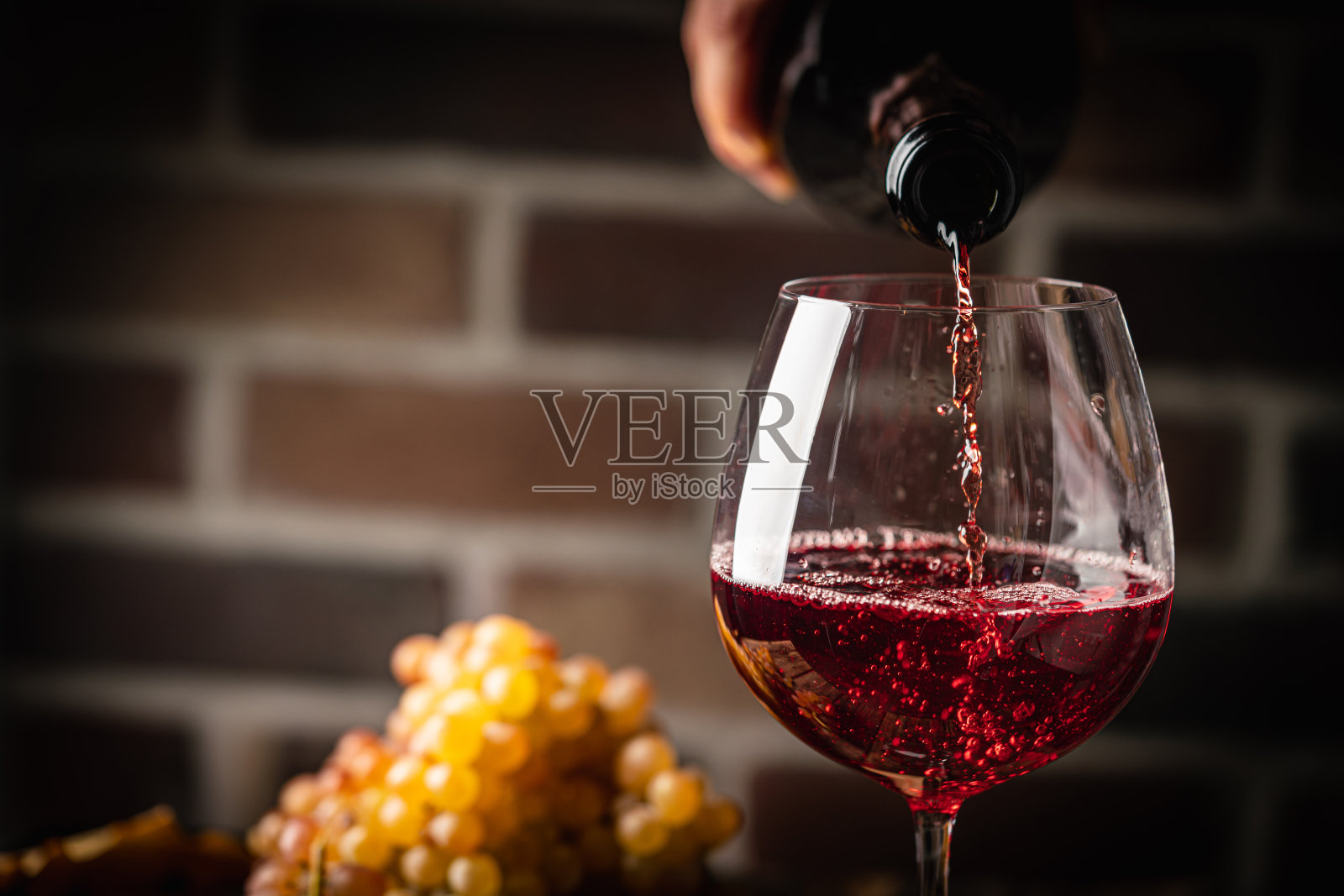 倒红酒照片摄影图片