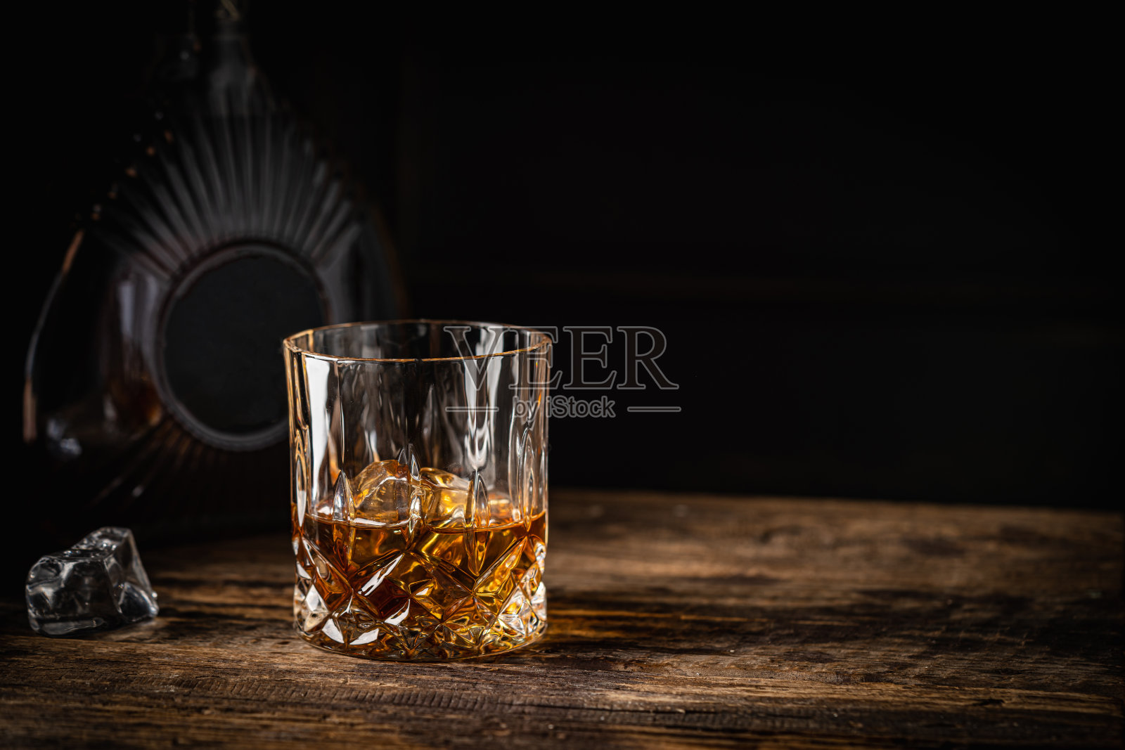 在玻璃杯里加冰的威士忌照片摄影图片