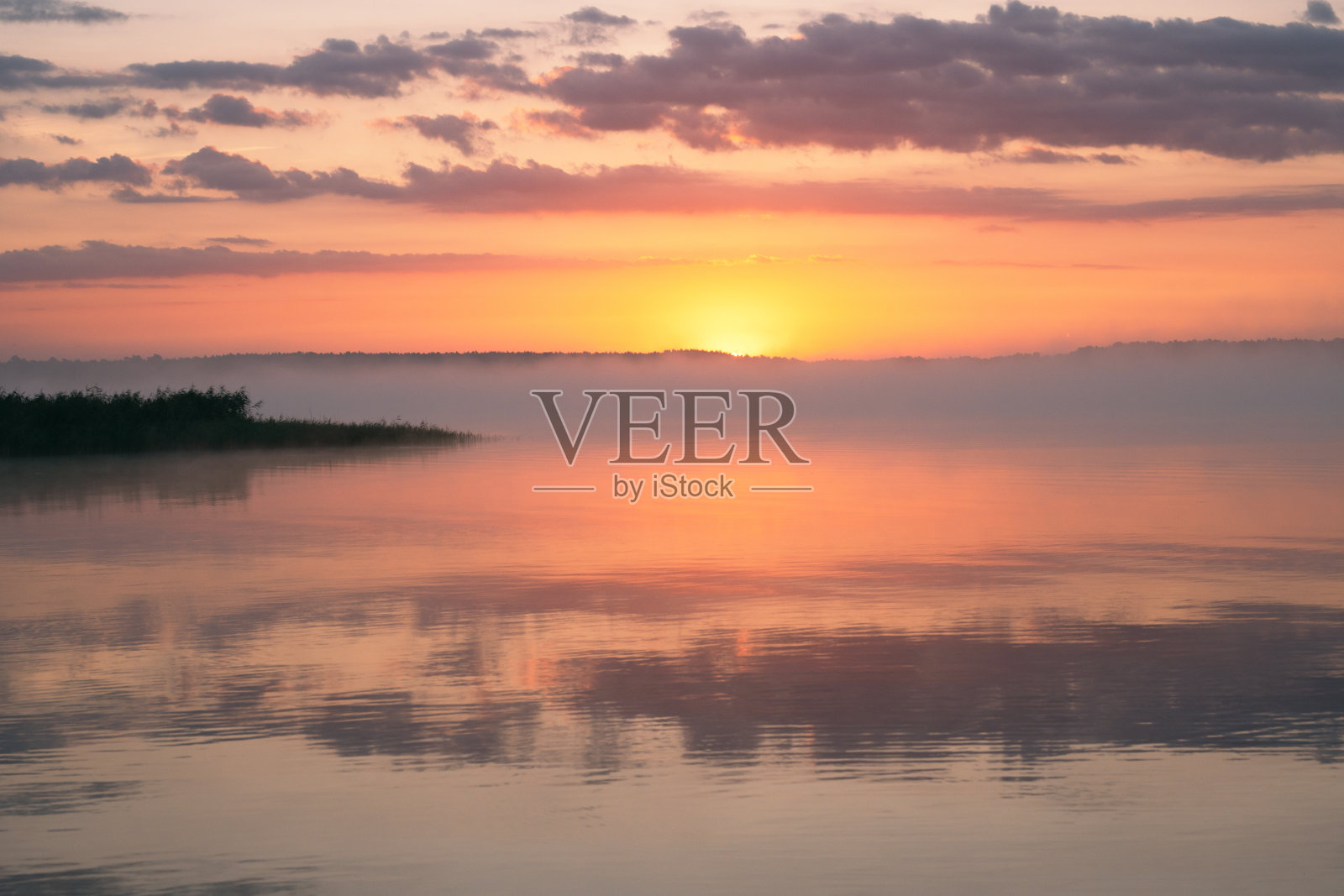 清晨的心情反映在德国梅克伦堡-前波莫瑞的湖水中照片摄影图片