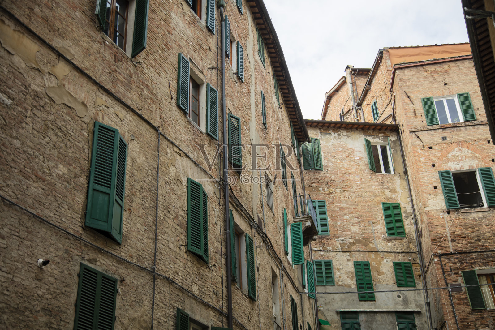 意大利托斯卡纳，历史名城锡耶纳及其狭窄街道上的历史建筑的景观照片摄影图片
