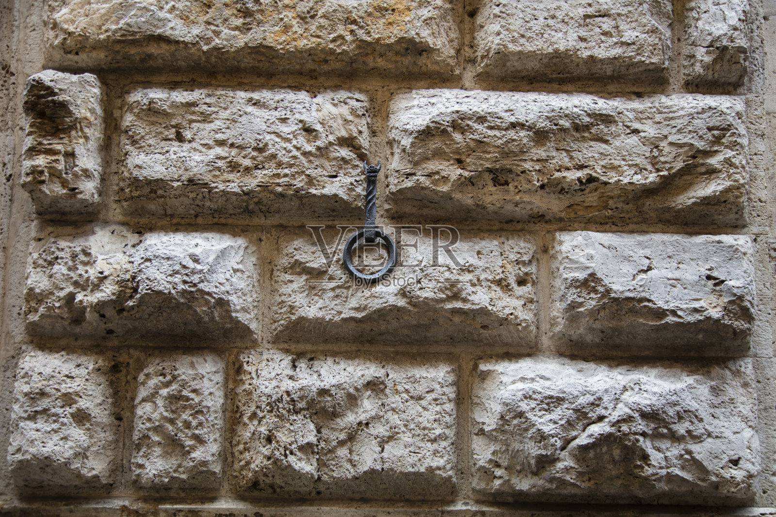 在意大利托斯卡纳锡耶纳历史悠久的街道上，马在建筑物前系绳照片摄影图片