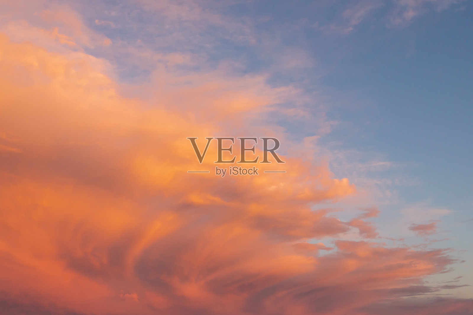 红、黄、橙的夕阳。戏剧性的日落，傍晚天空的云被明亮的阳光照亮照片摄影图片