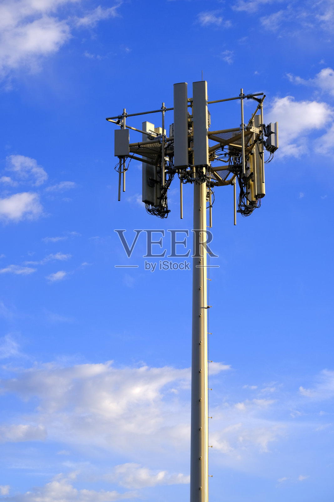 蓝天通信发射塔照片摄影图片