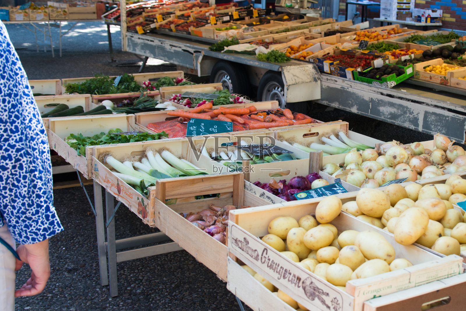 市场里的什锦新鲜蔬菜。照片摄影图片