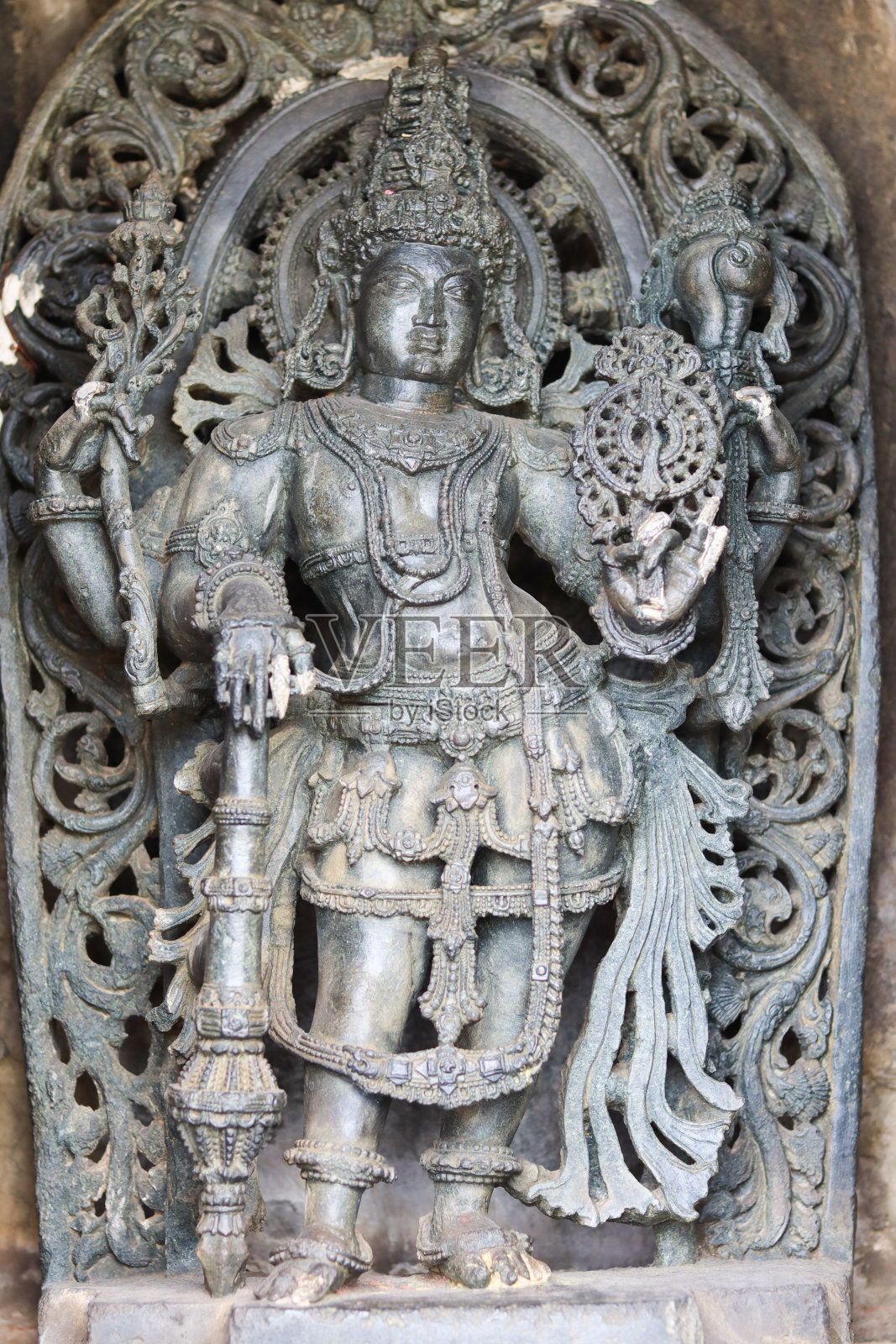 在印度卡纳塔克邦的Belur Chennakeshava寺庙里，印度宫廷舞者的艺术雕塑。照片摄影图片