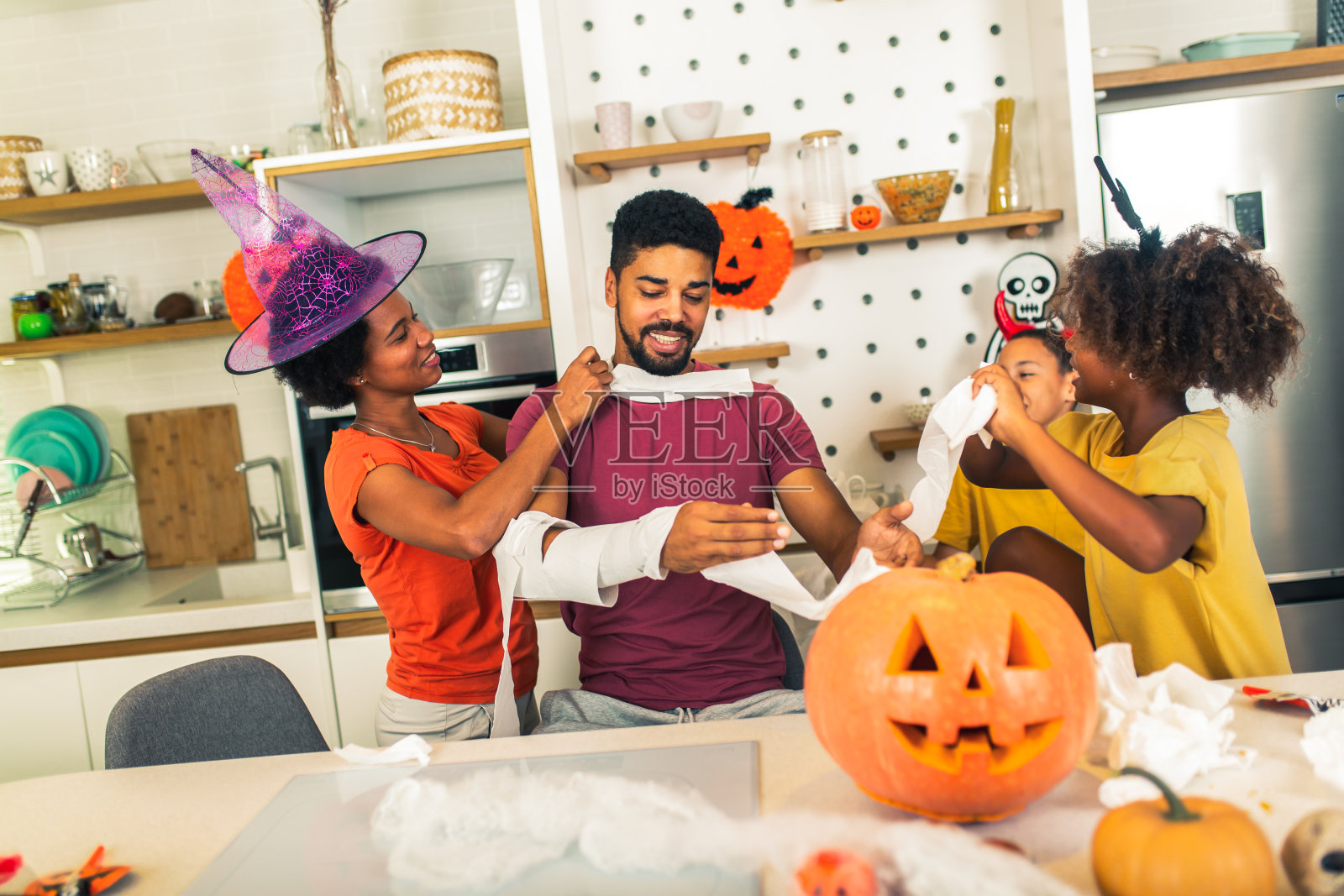 一家人在万圣节的时候玩得很开心照片摄影图片
