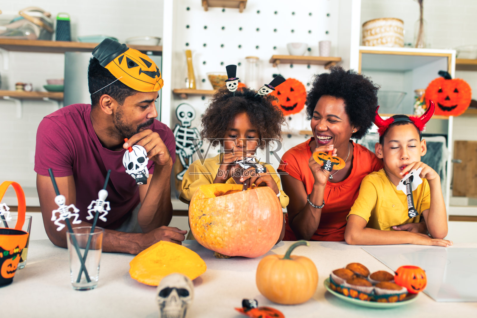 一家人在万圣节的时候玩得很开心照片摄影图片