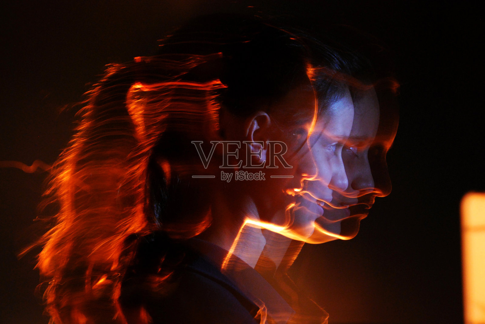 优雅的回声：火与剪影的夜之芭蕾照片摄影图片