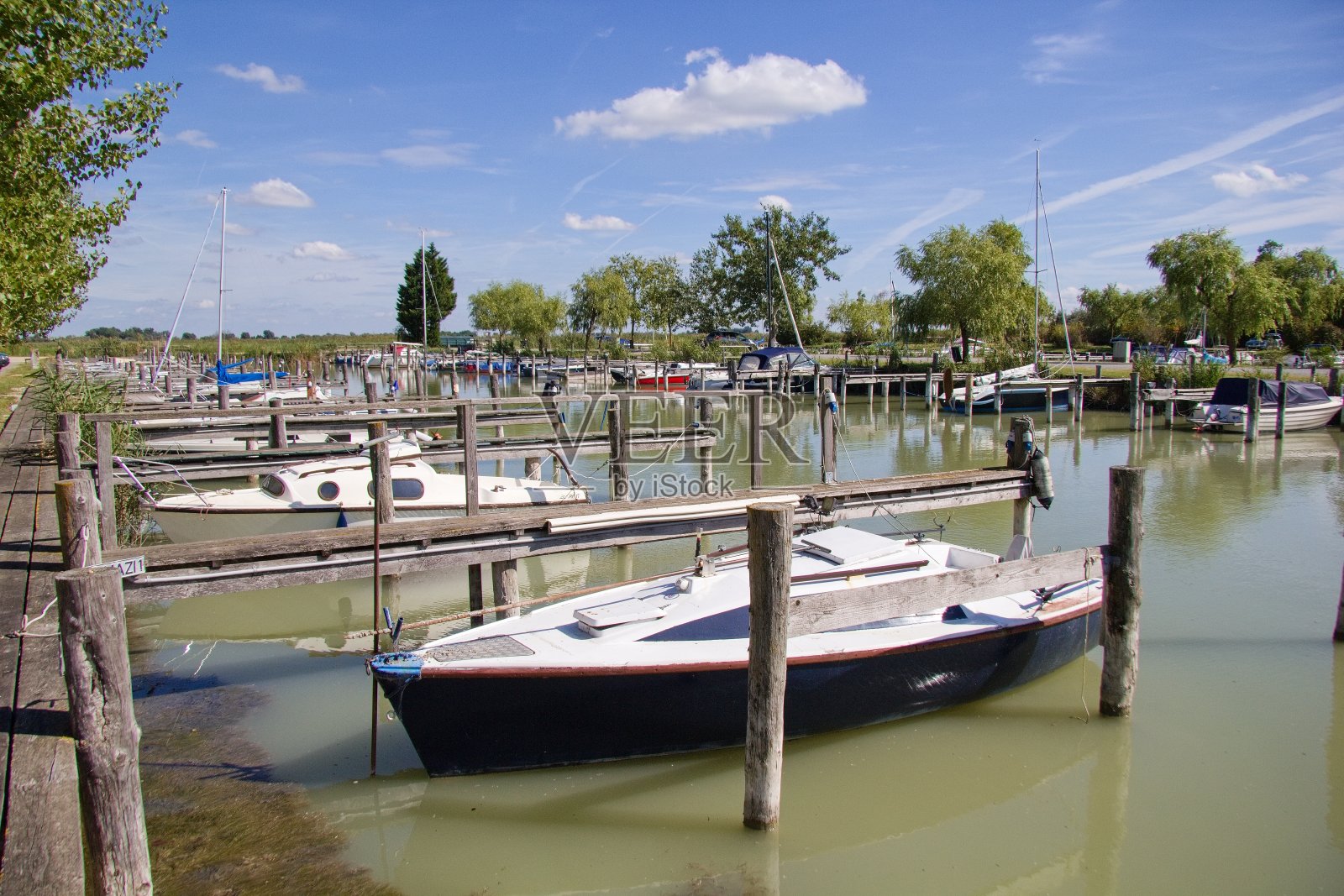 奥地利纽西德尔湖码头(港口)的船只照片摄影图片
