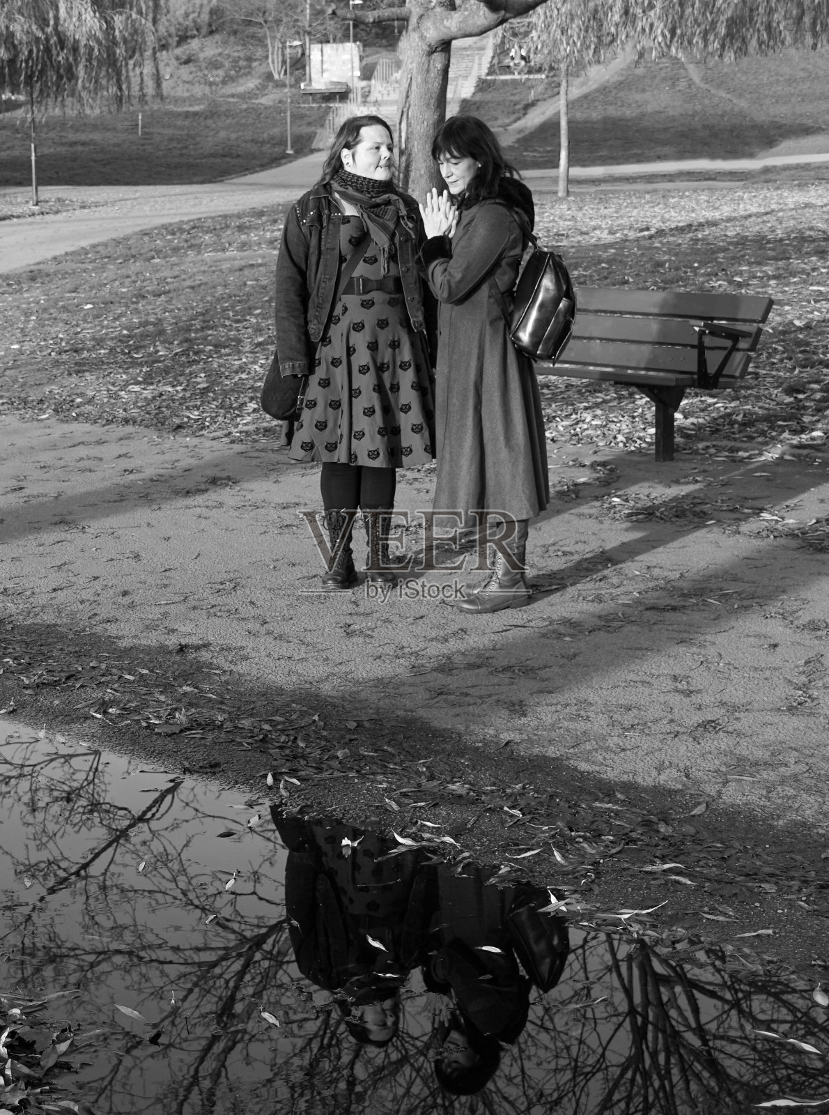 两个人站在路上照片摄影图片