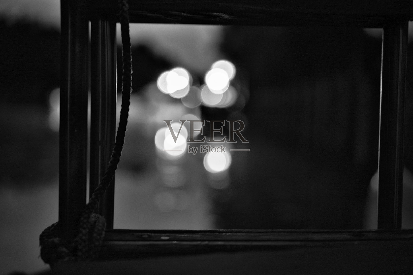 德国勃兰登堡州运河船闸的帆船细节和散焦灯光照片摄影图片