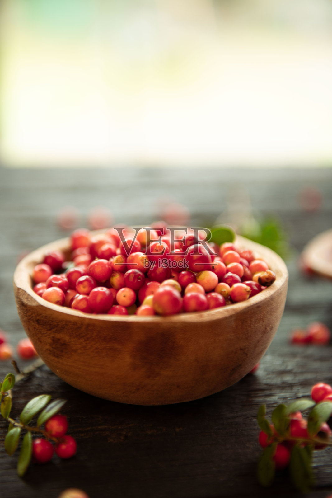 木背景碗里的蔓越莓。照片摄影图片