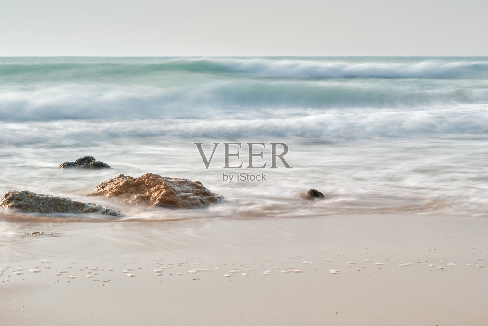 白天拍摄的石灰岩悬崖在美丽的阿沃拉海滩，西西里岛照片摄影图片