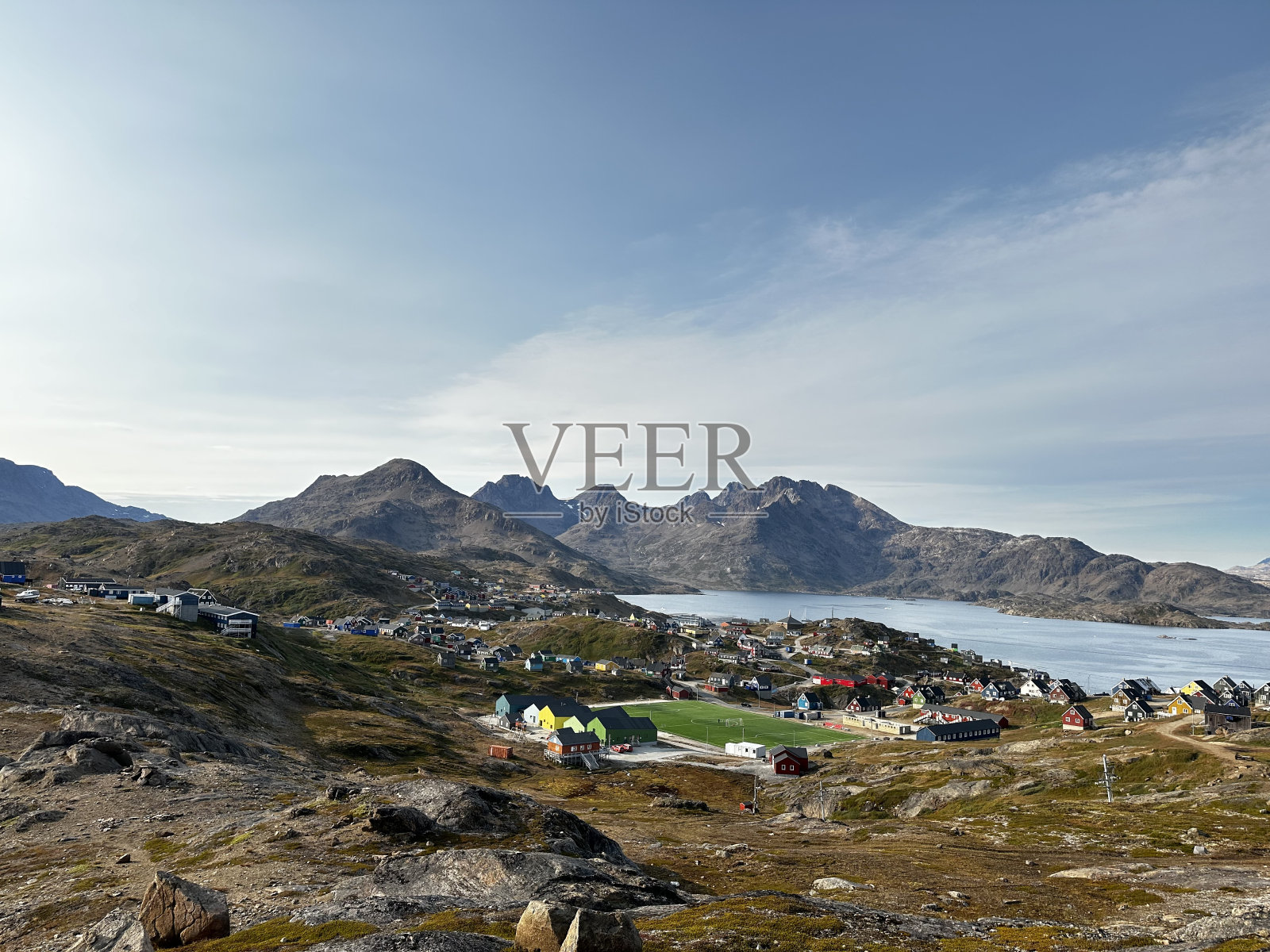 从格陵兰山脉和村庄看照片摄影图片