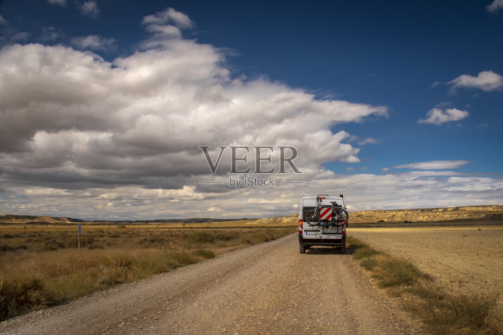 探索巴迪纳斯雷亚尔斯的惊人之美:在独特的风景中骑行冒险!照片摄影图片
