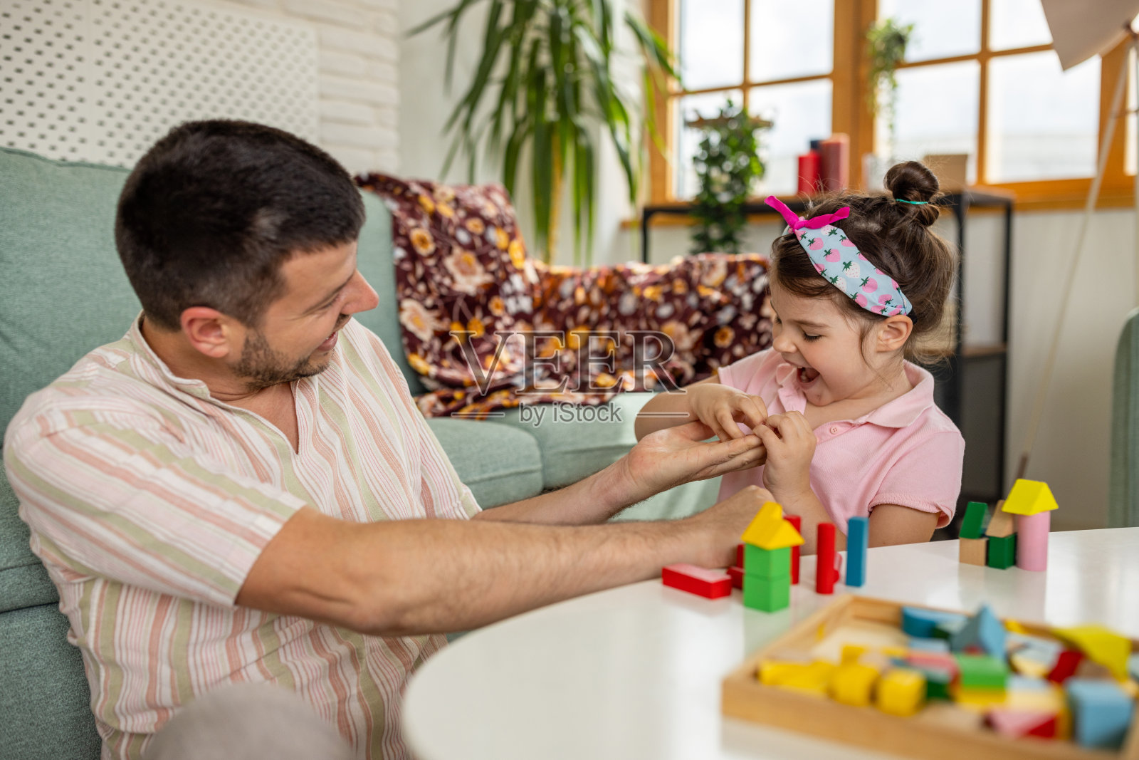 父亲和女儿在家里一起玩耍照片摄影图片