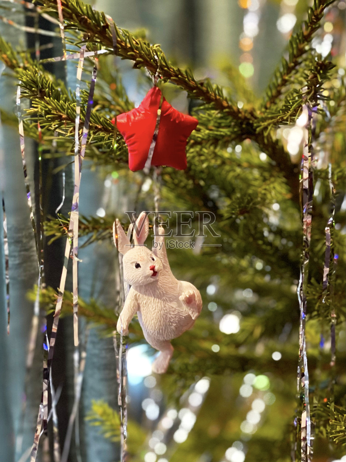 圣诞树上装饰着玩具和彩灯照片摄影图片
