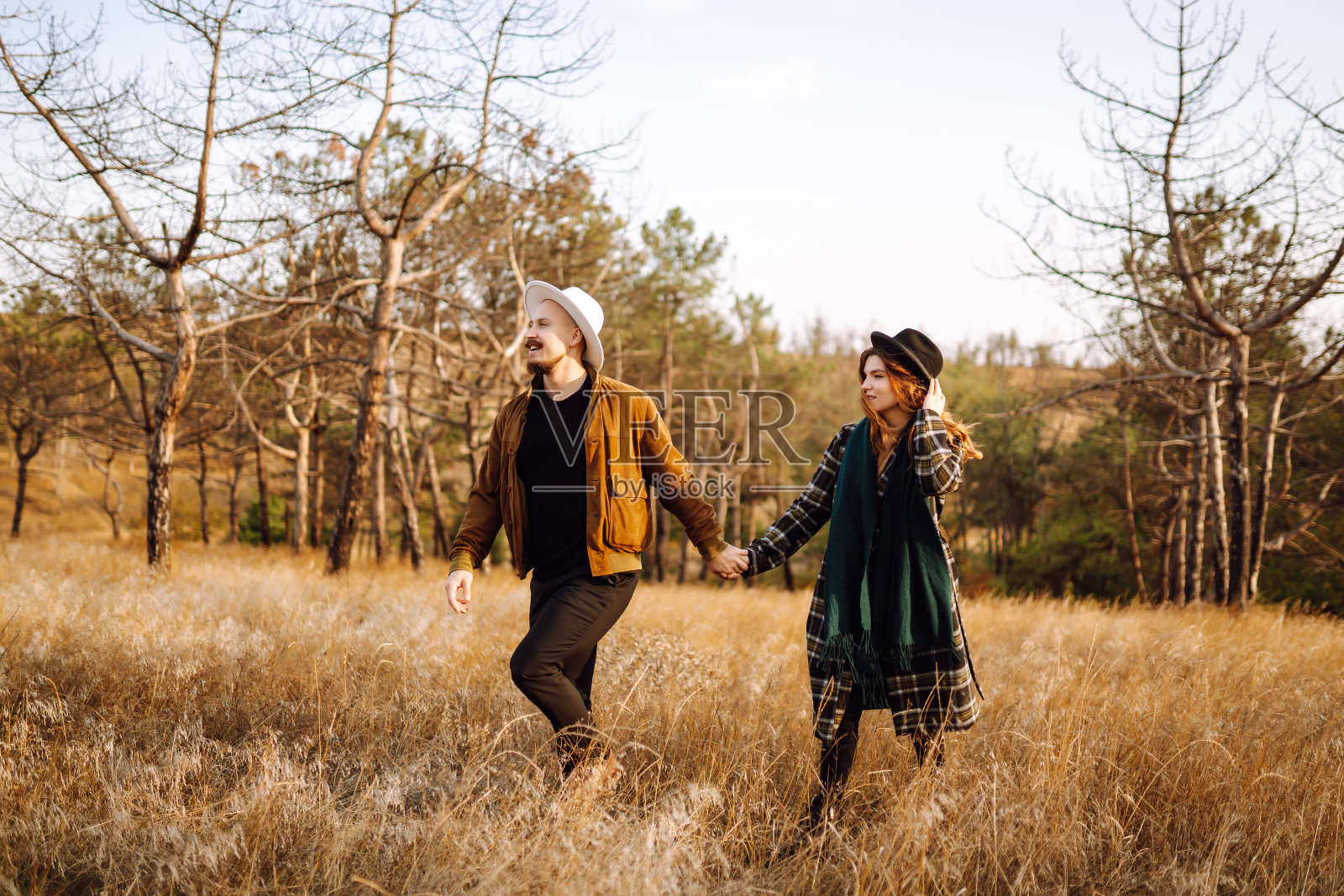 时尚的女人和男人在大自然中放松。照片摄影图片