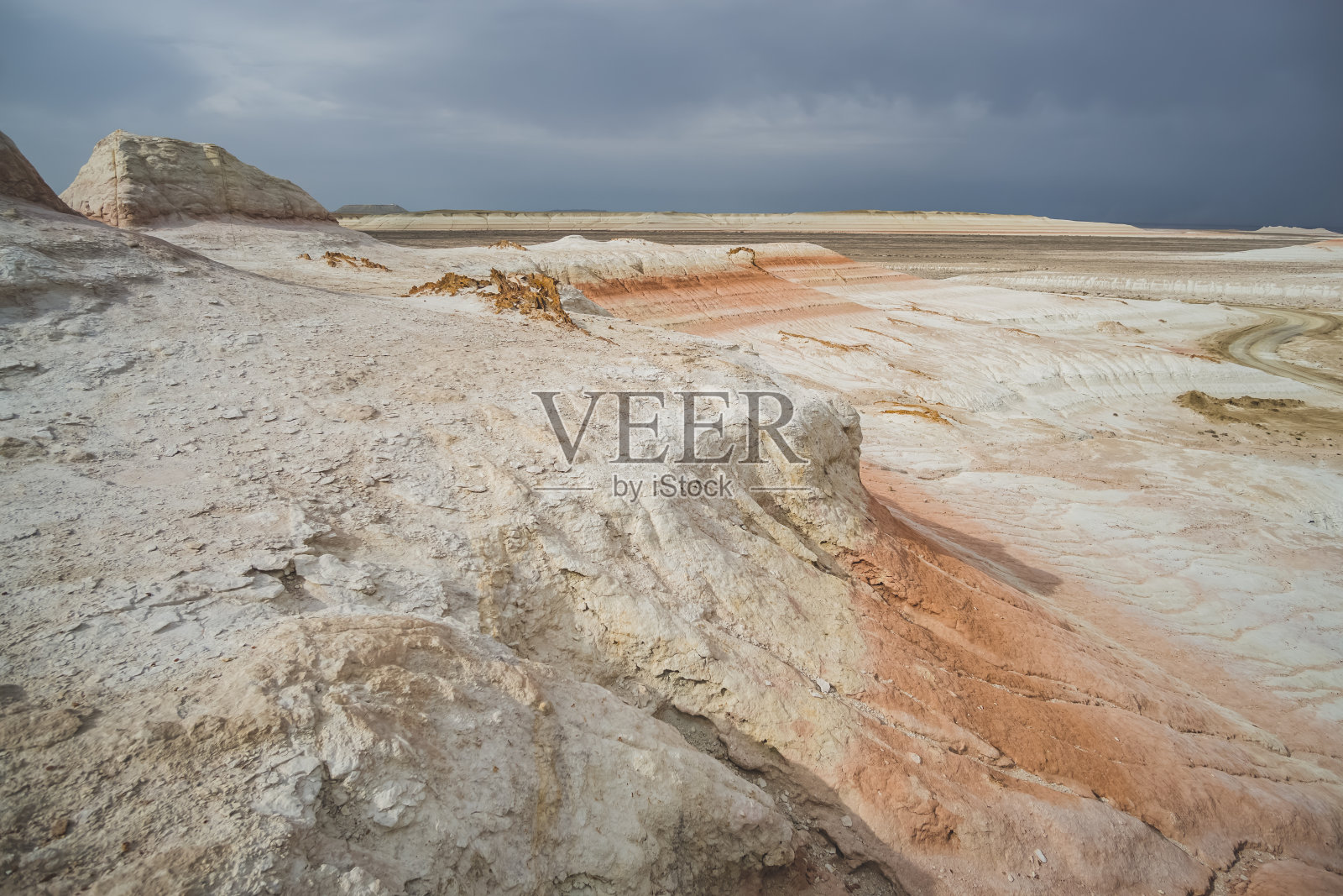 由白垩和石灰石组成的小山，以及经过风化和水冲刷的彩色山坡，草原上的彩色浮雕照片摄影图片