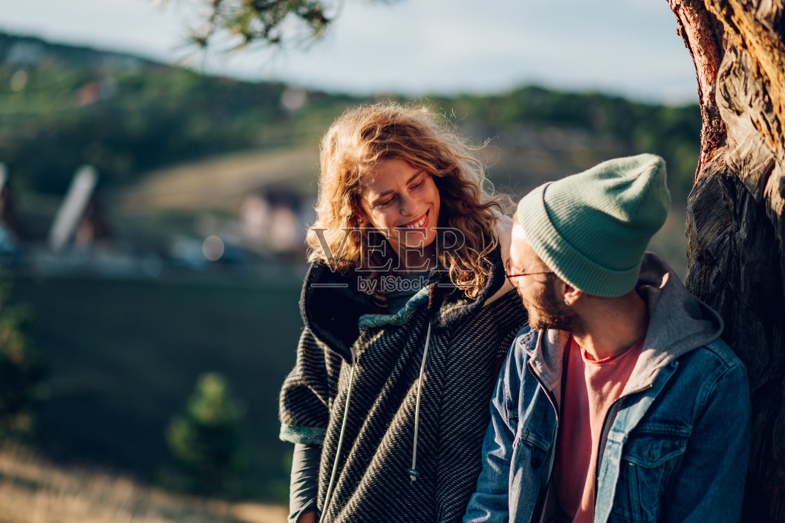 度假期间，一对徒步旅行者沿着山间长满草的小路散步照片摄影图片