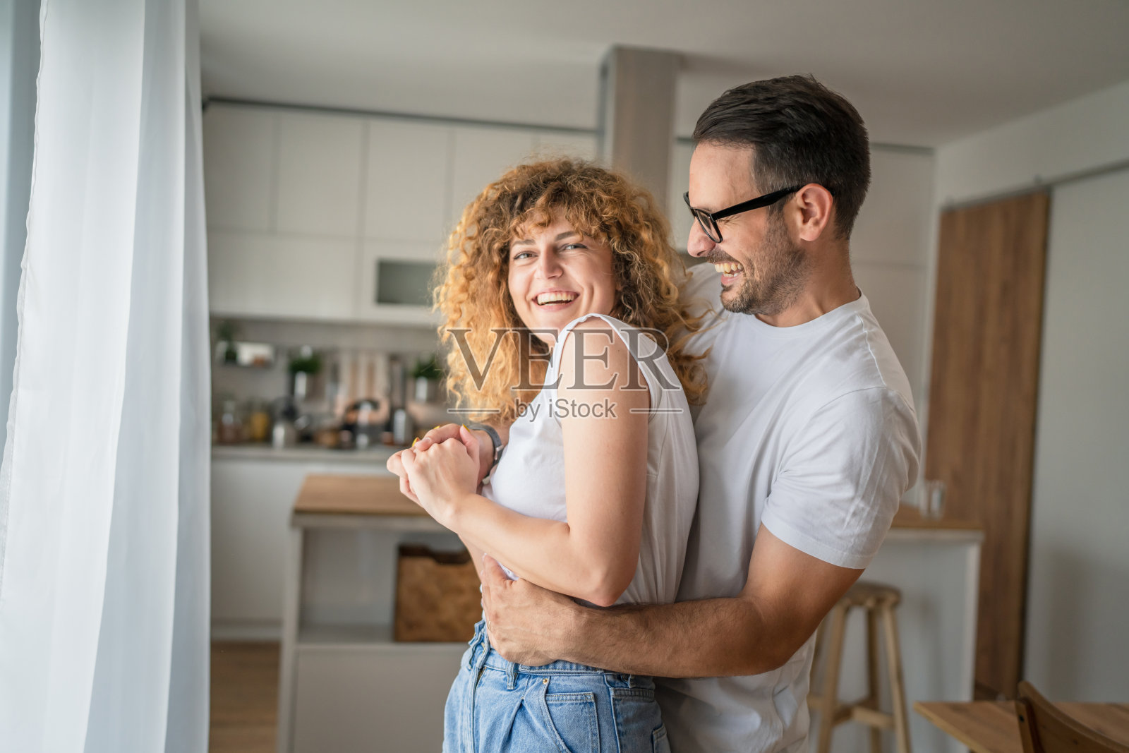 幸福的成年白种人夫妇在家里的夫妻家庭概念照片摄影图片