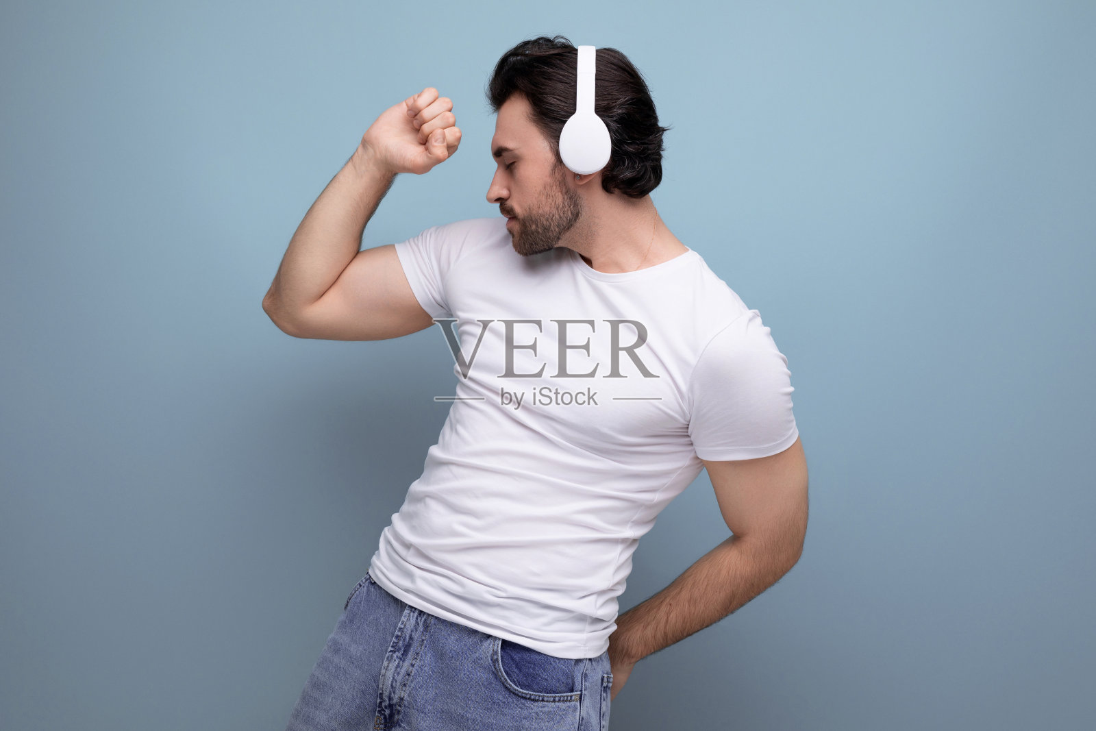 精力充沛的年轻粗暴的千禧一代黑发男性戴着无线耳机听音乐照片摄影图片