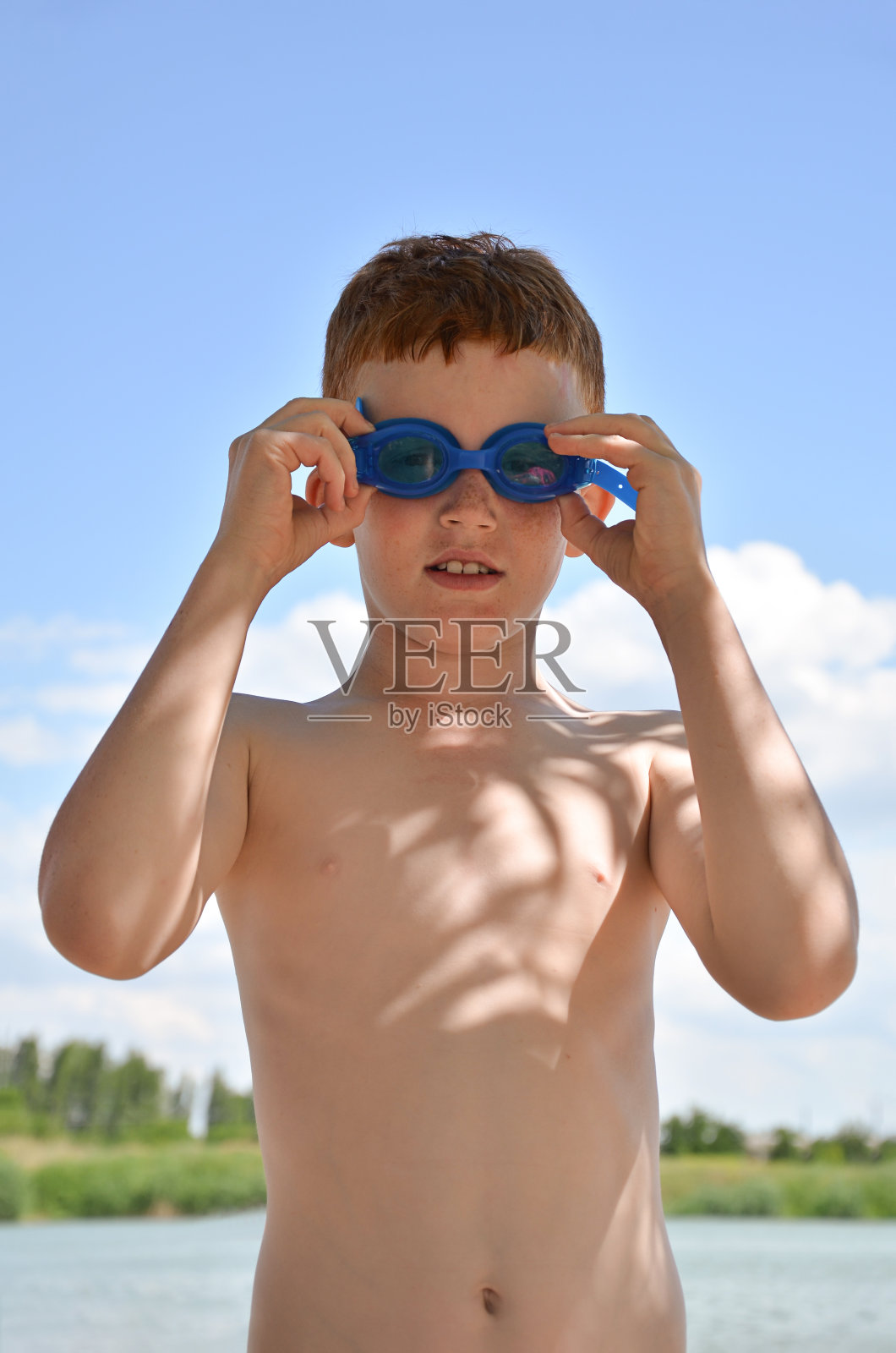 孩子调整他的游泳眼镜照片摄影图片