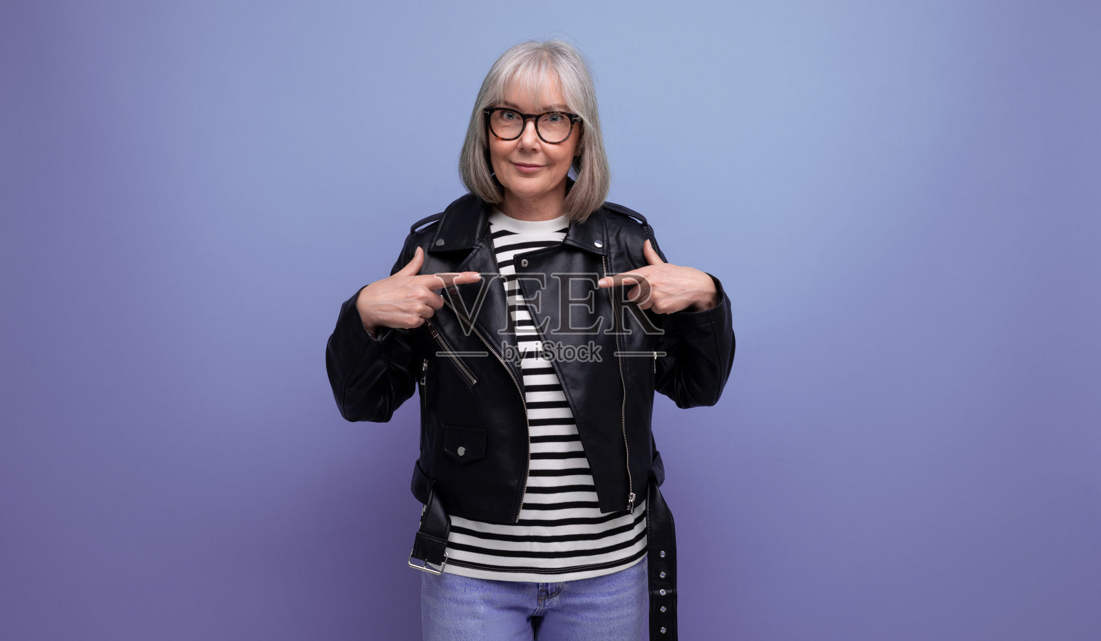 中年生意。60多岁的成熟女人，灰白的头发，在明亮的背景下看起来很时尚照片摄影图片