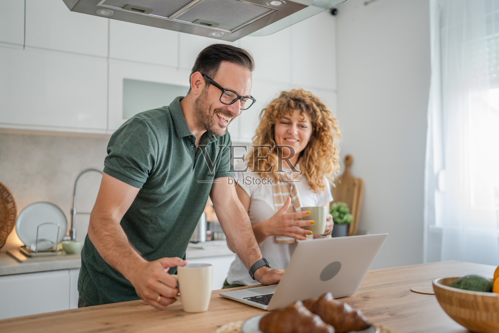 幸福夫妻夫妻早上例行公事使用笔记本电脑照片摄影图片