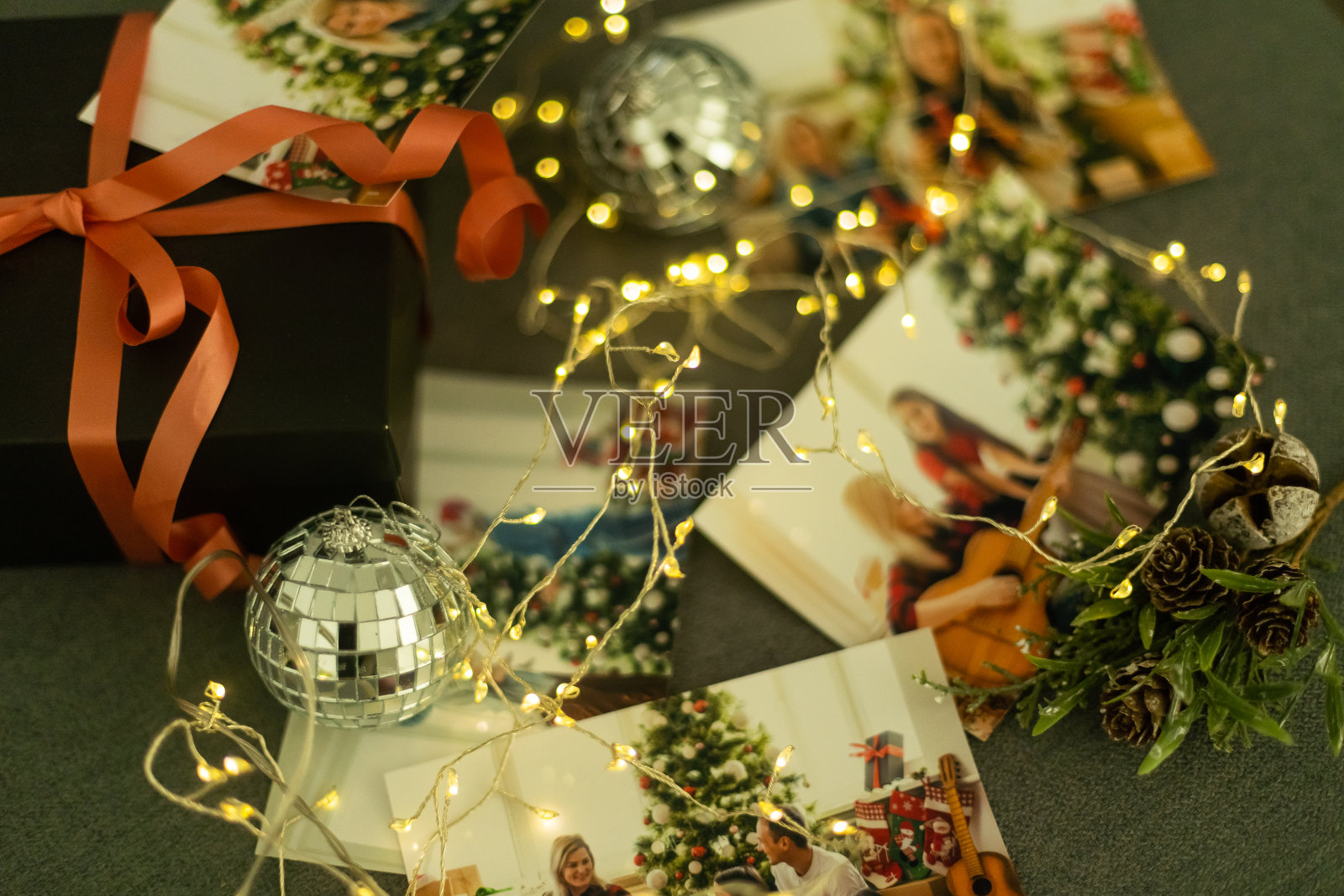 照片旁边的礼物，花环。照片摄影图片