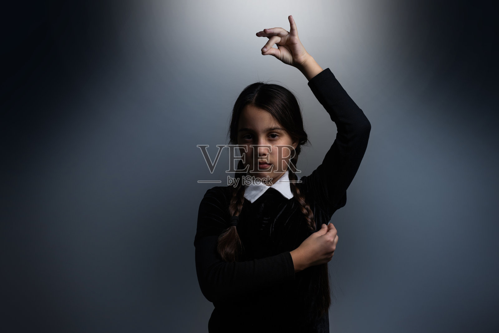 万圣节。一个穿西装的女孩。假期。万圣节。周三亚当斯。亚当斯一家。投胎转世。动漫真人秀。万圣节的主意。一个女孩的肖像。照片摄影图片