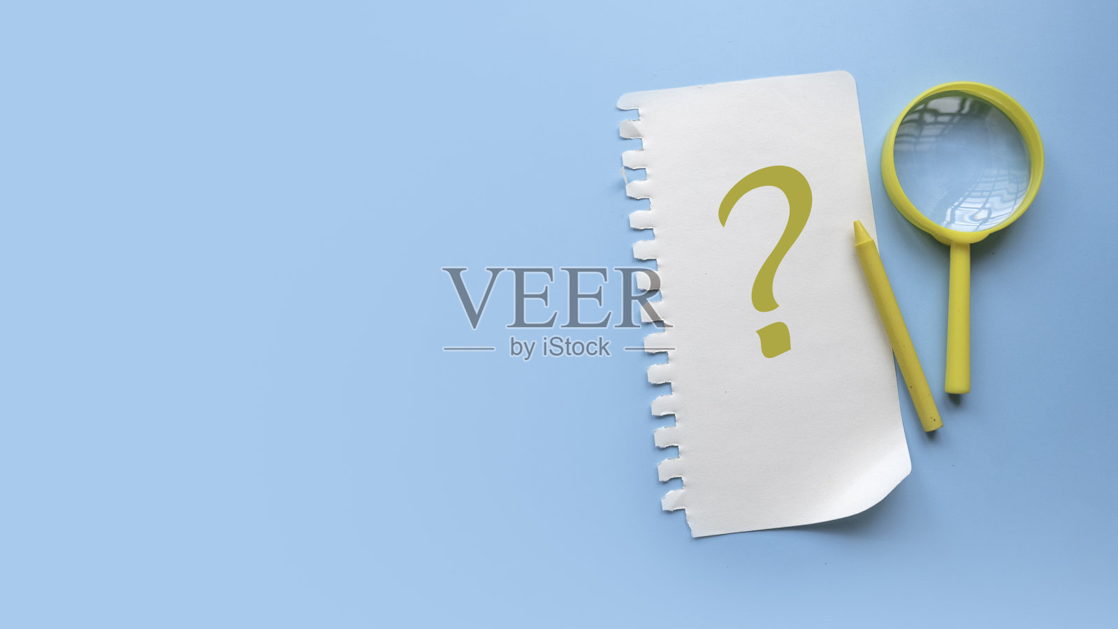 问答概念。Qna和faq。写在纸上的问题符号。蓝色背景和复制空间。照片摄影图片